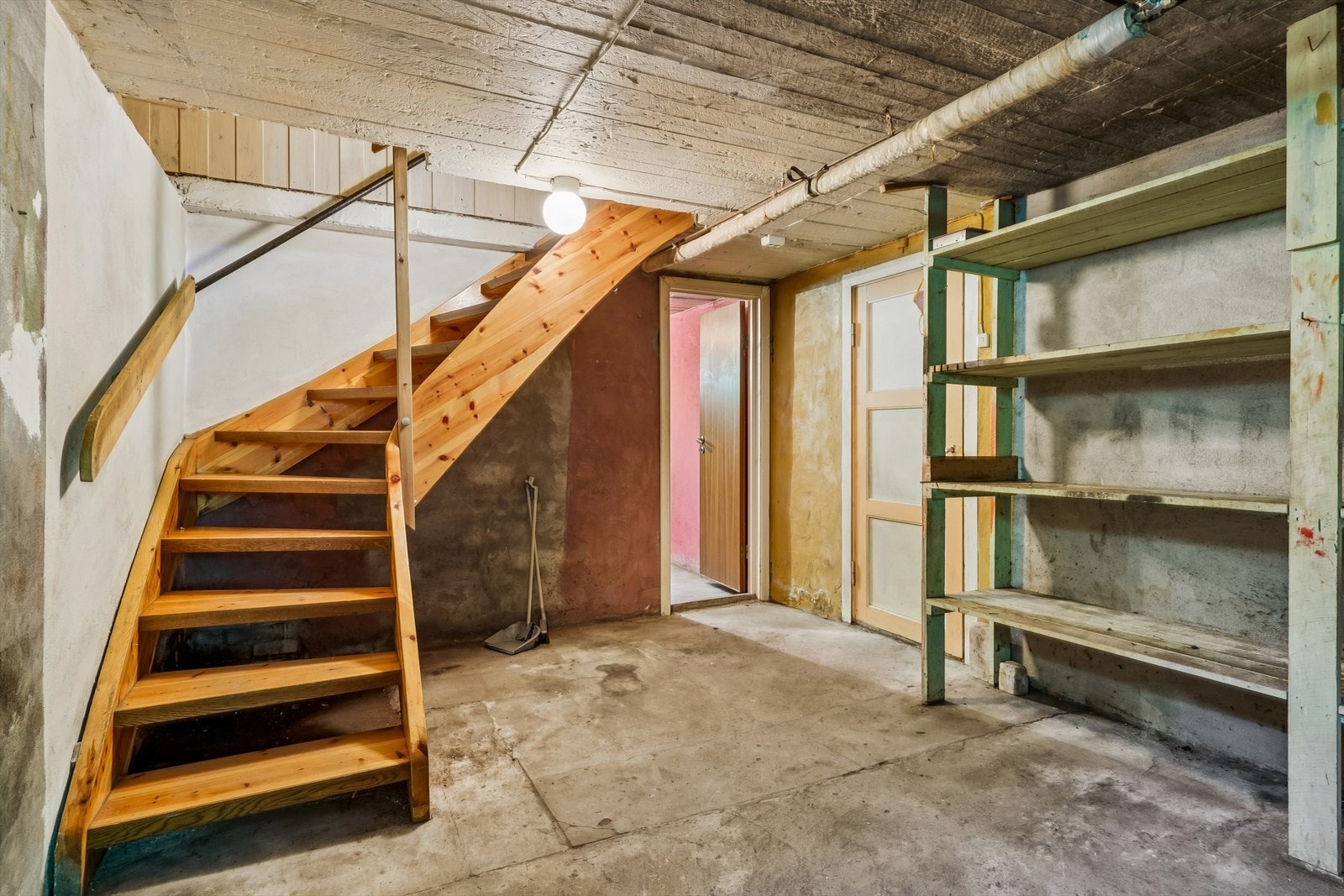 Kjelleren har rikelig med lagringsplass og trappeforbindelse til hovedetasjen. Galleribilde