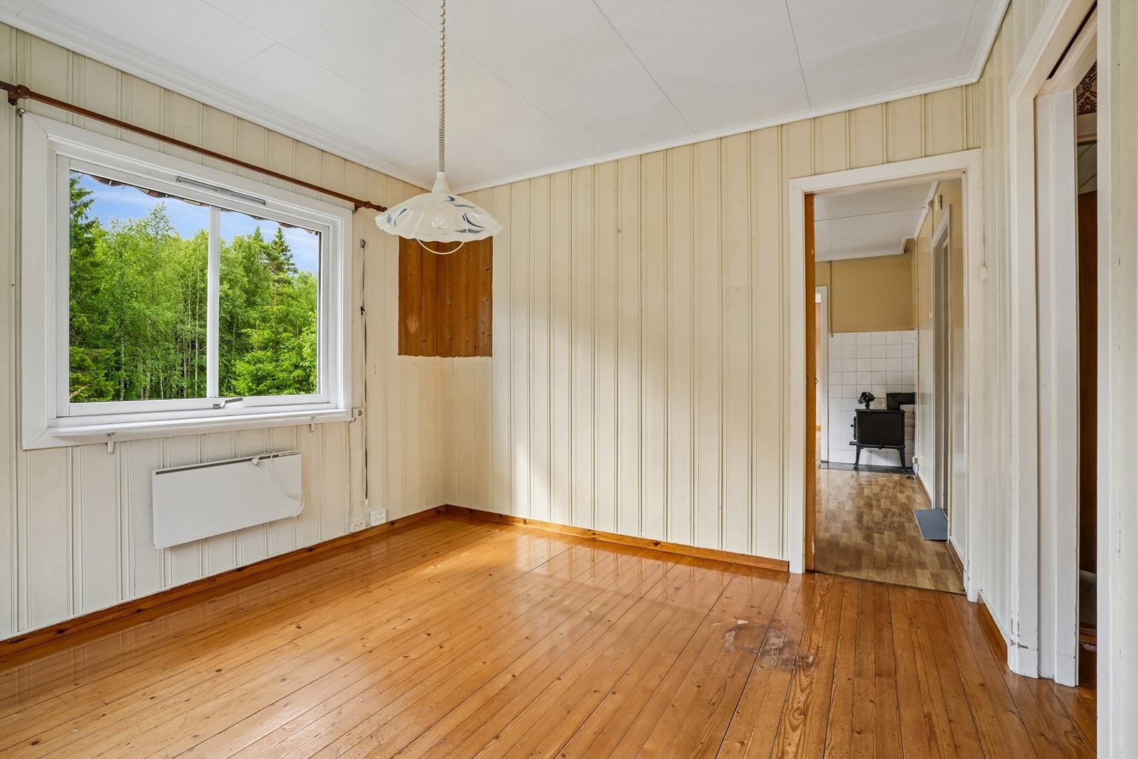 Spisestue med heltregulv. Rommet kan også benyttes som et soverom. Galleribilde