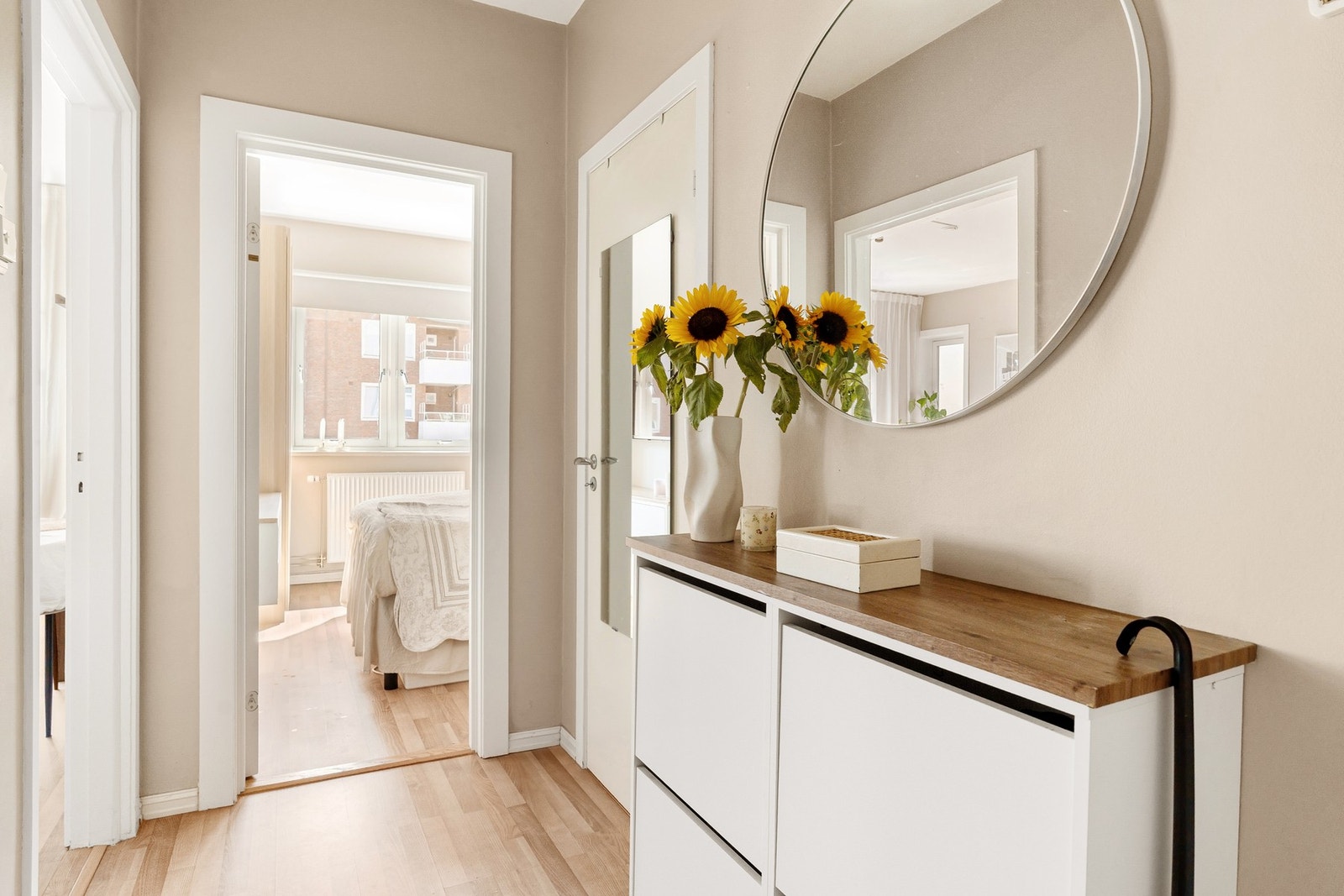 Leiligheten disponerer to boder, en loftsbod med et gulvareal på 6,2 m² og en kjellerbod på 3,1 m². Galleribilde