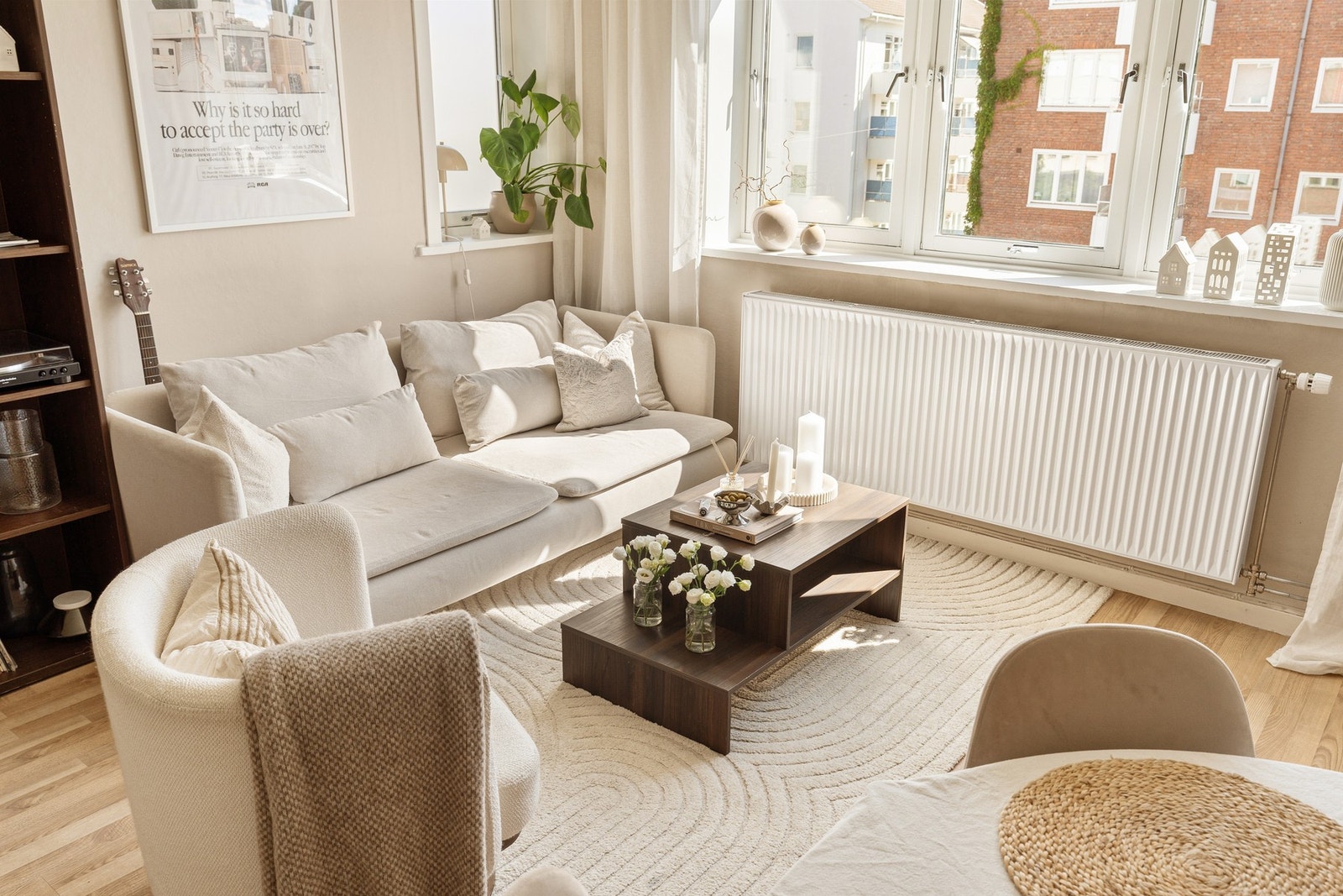 Selgers ord: Flere vinduer som slipper inn mye dagslys, og vi får herlig sol inn i leiligheten. Den direkte solen forsvinner rundt klokken 14-15, samtidig opplever vi at lyset holder seg godt utover dagen. Galleribilde