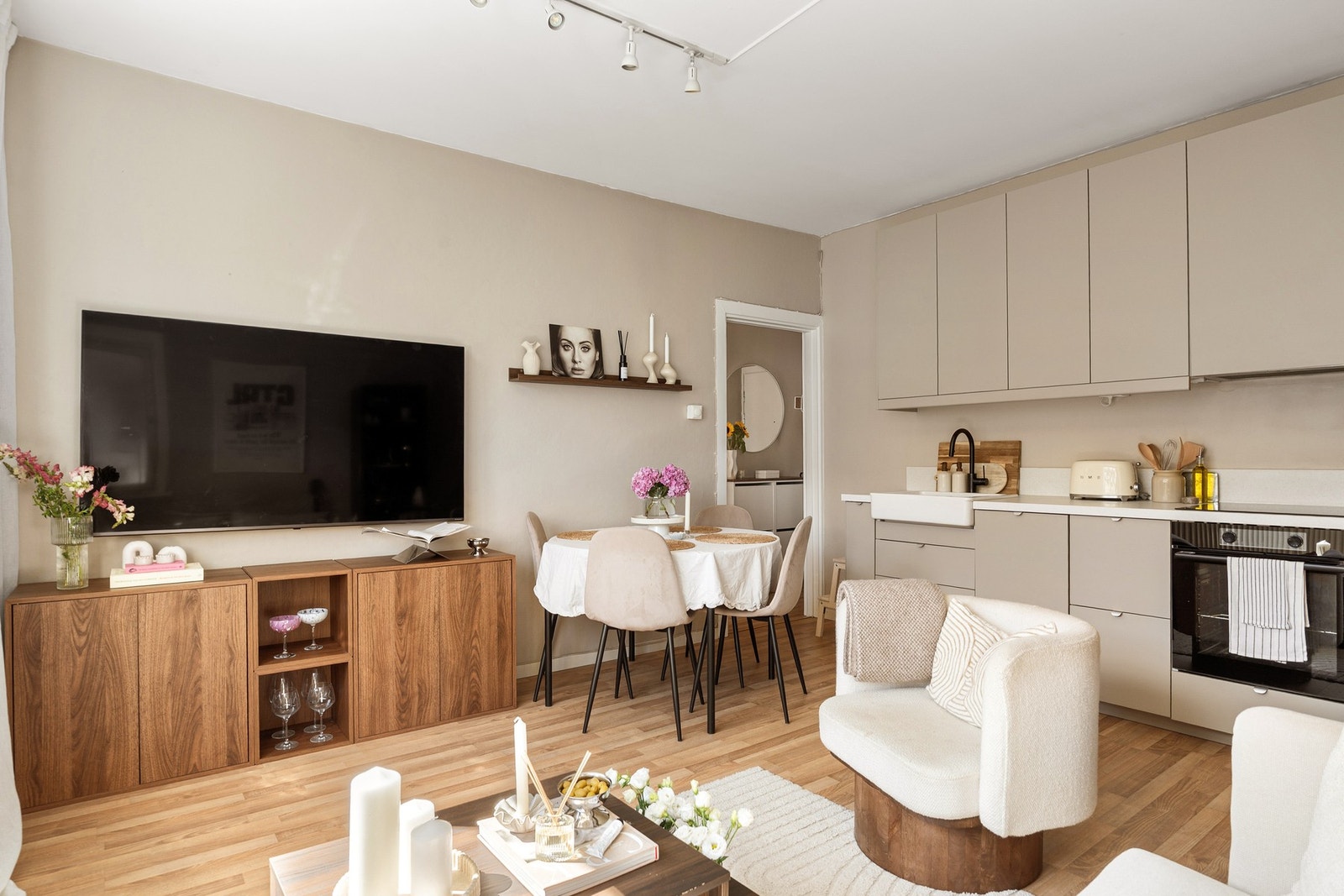 Ypperlig førstegangsleilighet med en gjennomgående pen standard, moderne materialvalg og en funksjonell planløsning. Galleribilde