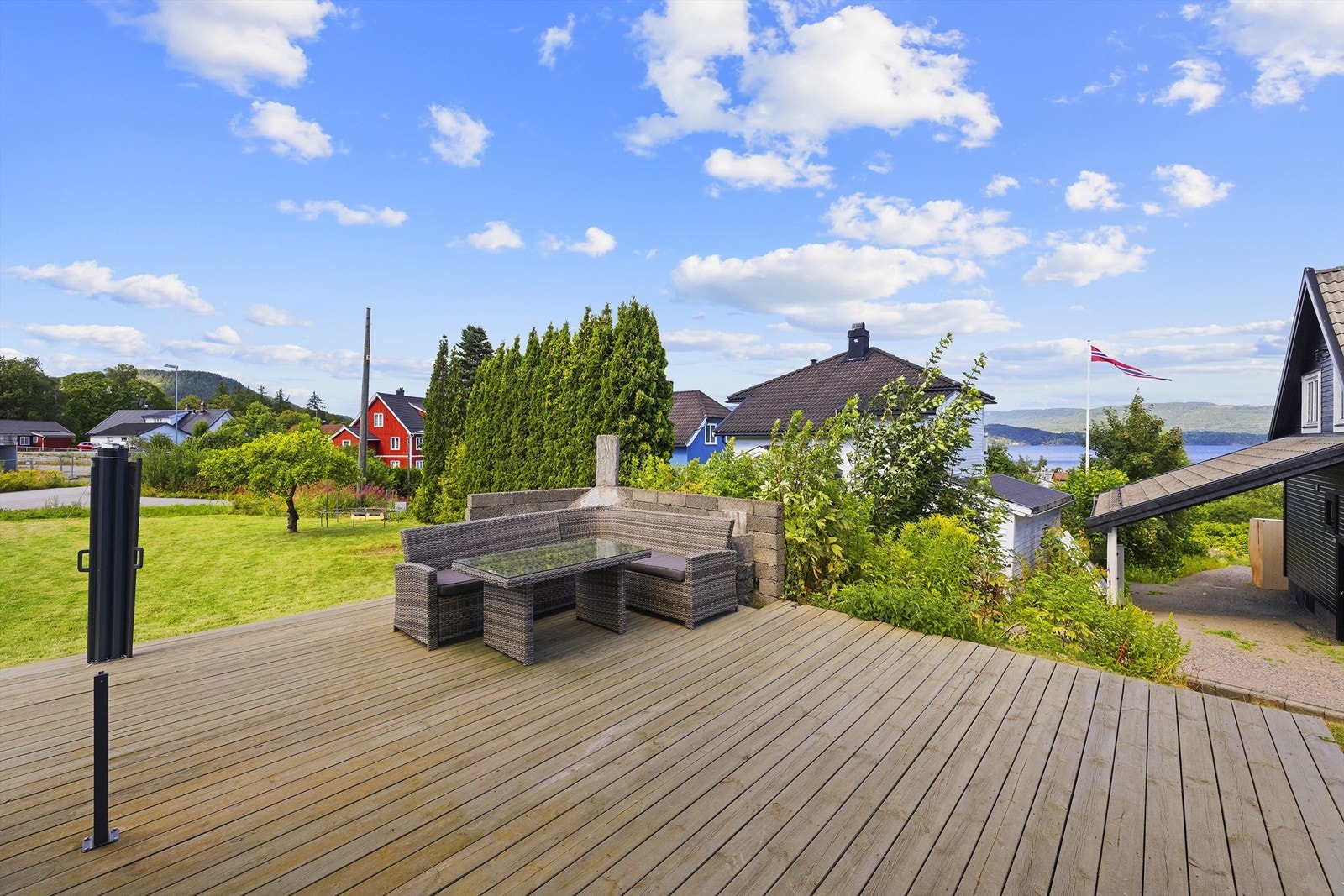 Solrik terrasse med utsikt mot Norsjø. Galleribilde