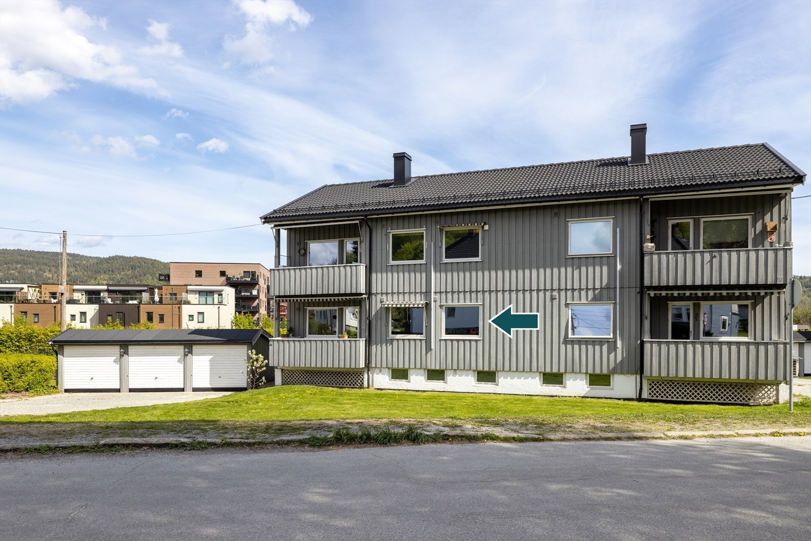 Leiligheten ligger i 1. etasje og disponerer garasjeplassen nærmest boligen Galleribilde
