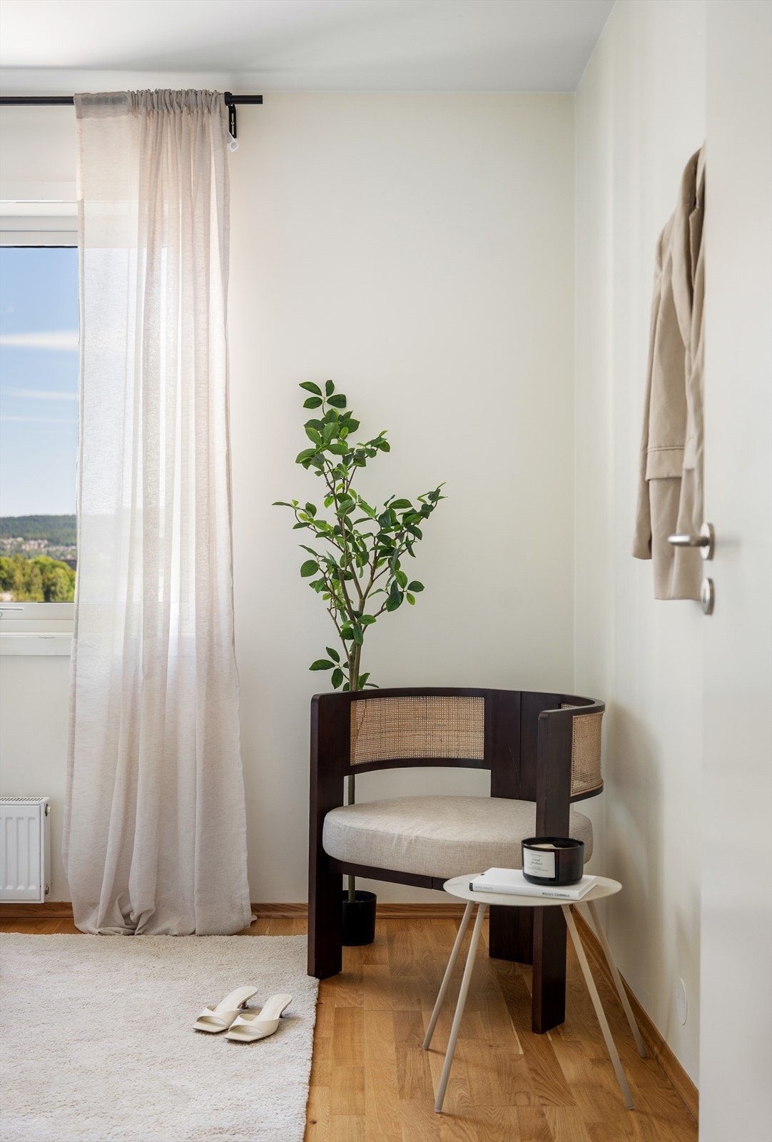 Gjennomgående parkettgulv også på soverommet. Galleribilde