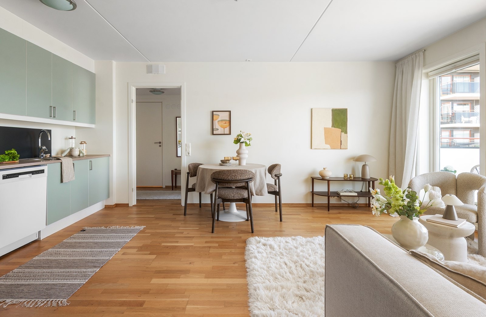 Stuen har god plass til sofagruppe og spisebord, med gjennomgående parkett på gulvet. Galleribilde