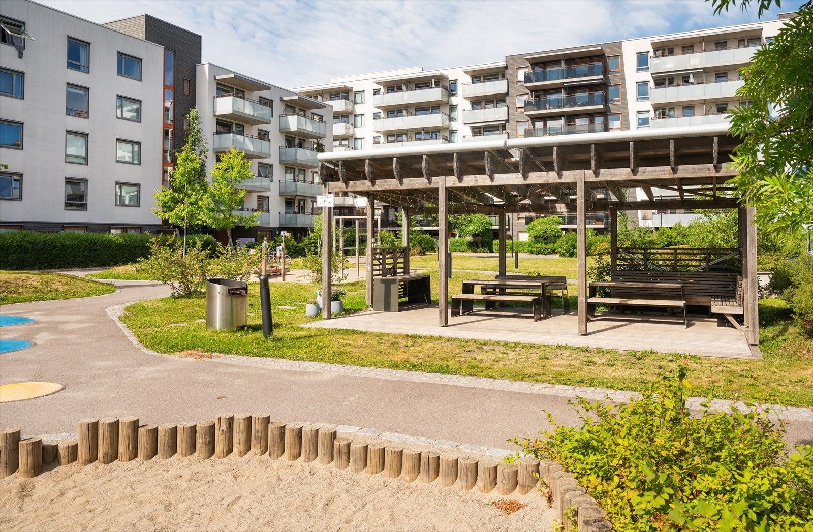 Fellesarealene er utstyrt med sittegrupper og grillplass for beboerne. Galleribilde