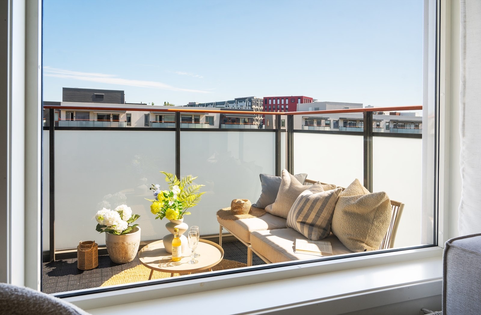 Utsyn via vinduet ved sofaen. Galleribilde
