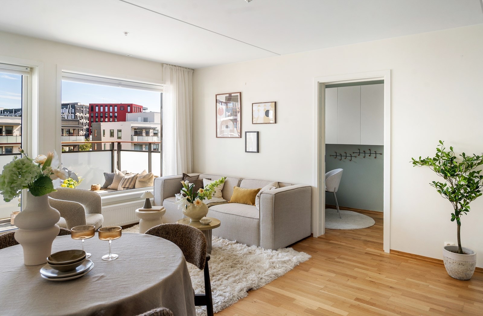 Rommet er utstyrt med radiator tilknyttet felles anlegg for vannbåren varme. Galleribilde