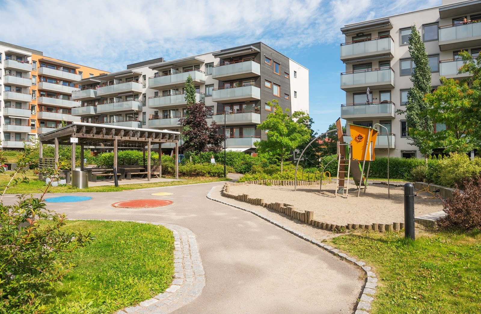 Pent opparbeidede fellesområder med lekeplass og grøntarealer. Galleribilde