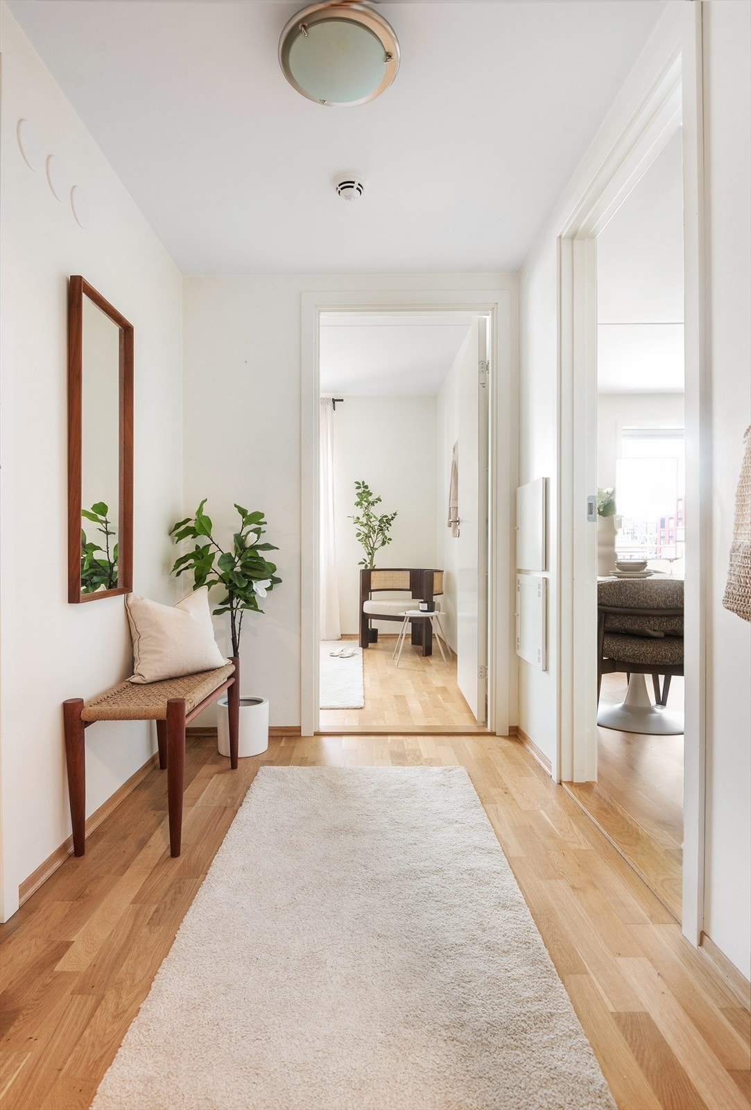 Entréen har parkett på gulv og gir adkomst til leilighetens øvrige rom. Galleribilde