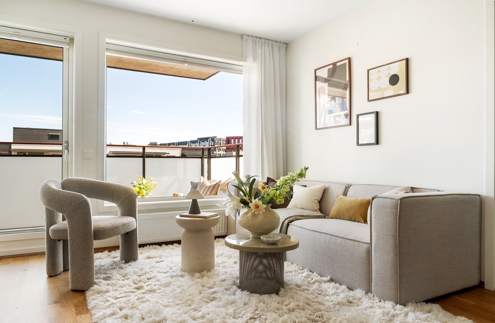 Store vindusflater med 2-lags isolerglass slipper inn rikelig med dagslys. Galleribilde