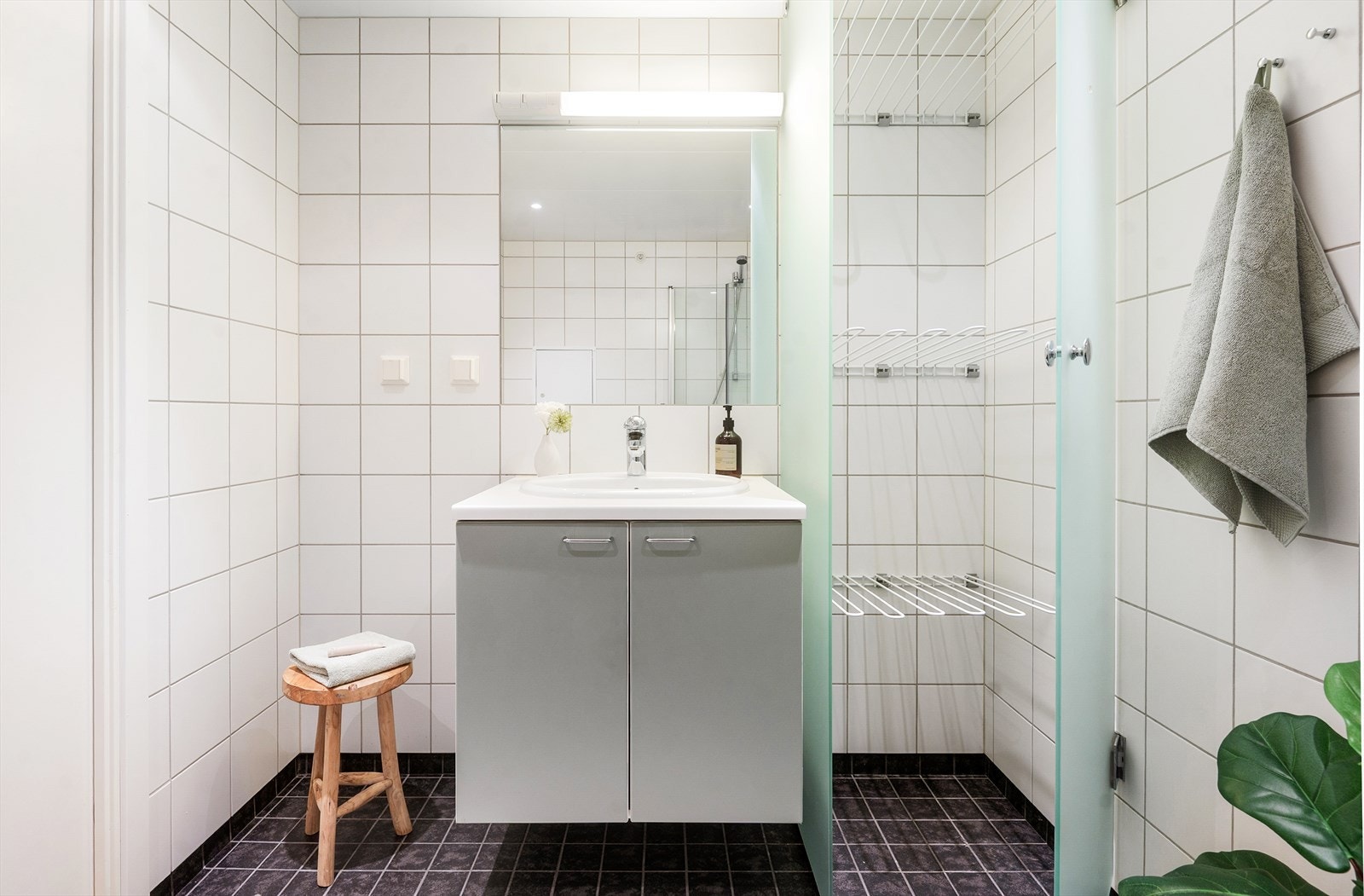 Badet har servantinnredning og opplegg for vaskemaskin. Galleribilde