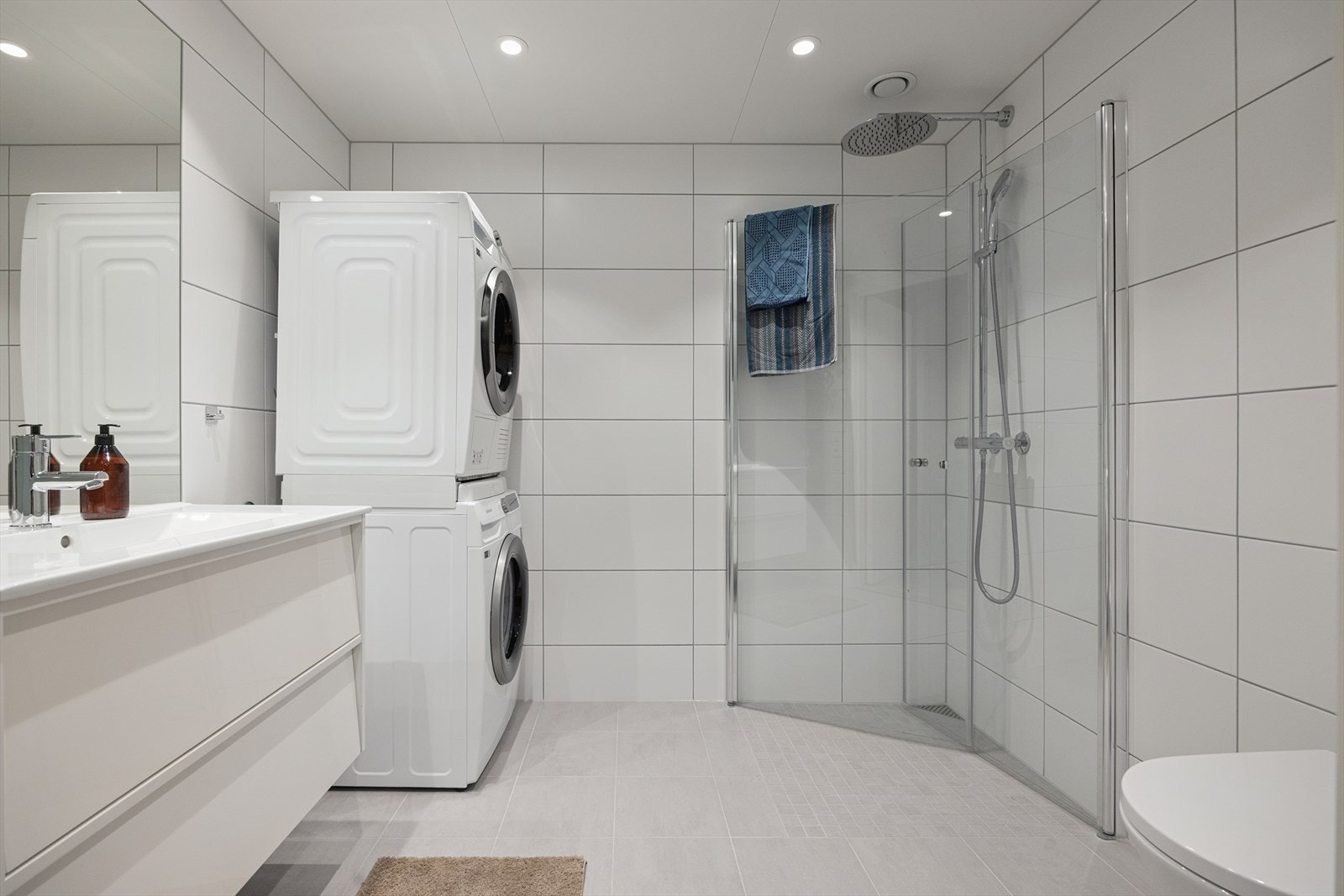 Badet er en prefabrikkert våtromskabin med vegghengt toalett, dusjhjørne og et moderne rør-i-rør-system. Galleribilde