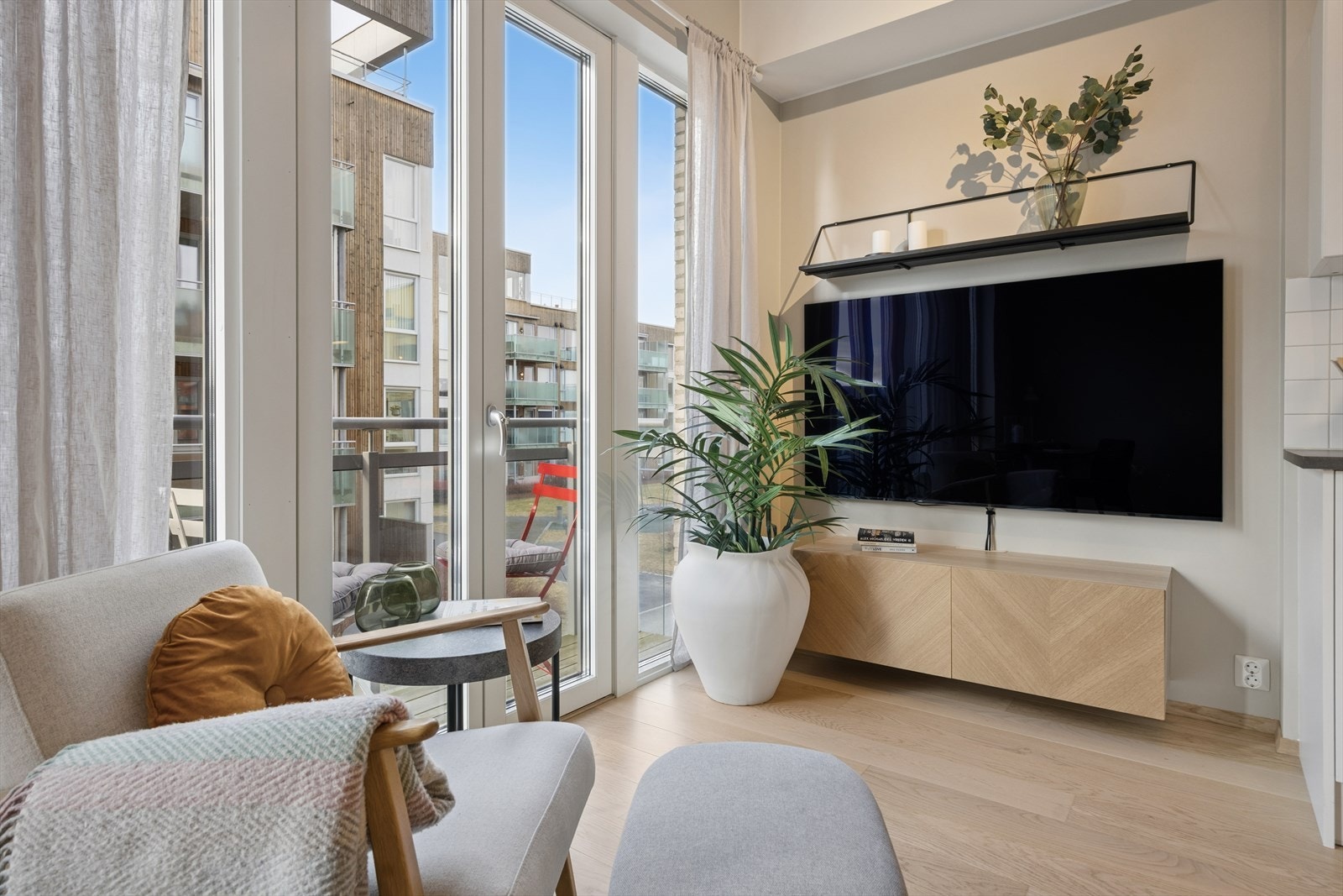 Store vindusflater med 3-lags glass slipper inn dagslys og gir utgang til balkong. Galleribilde