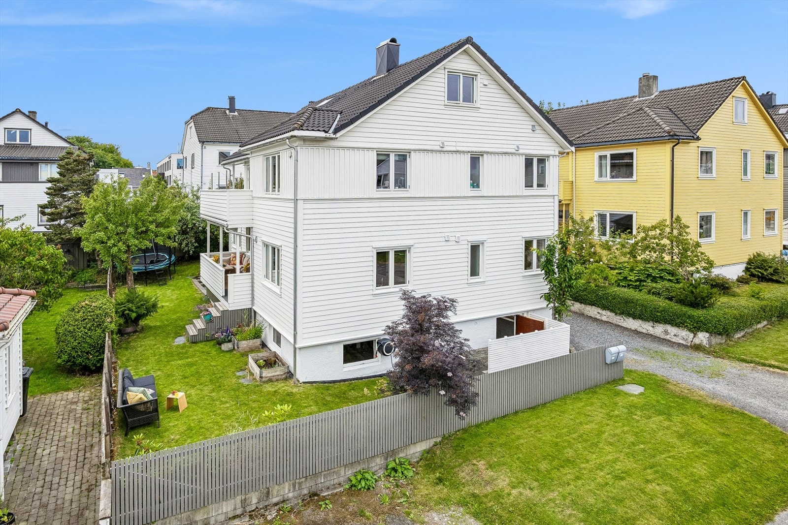 Leiligheten er en del av en horisontal tomannsbolig, som er jevnlig vedlikeholdt opp gjennom årene med store oppgraderinger i perioden 2008-2012. Galleribilde