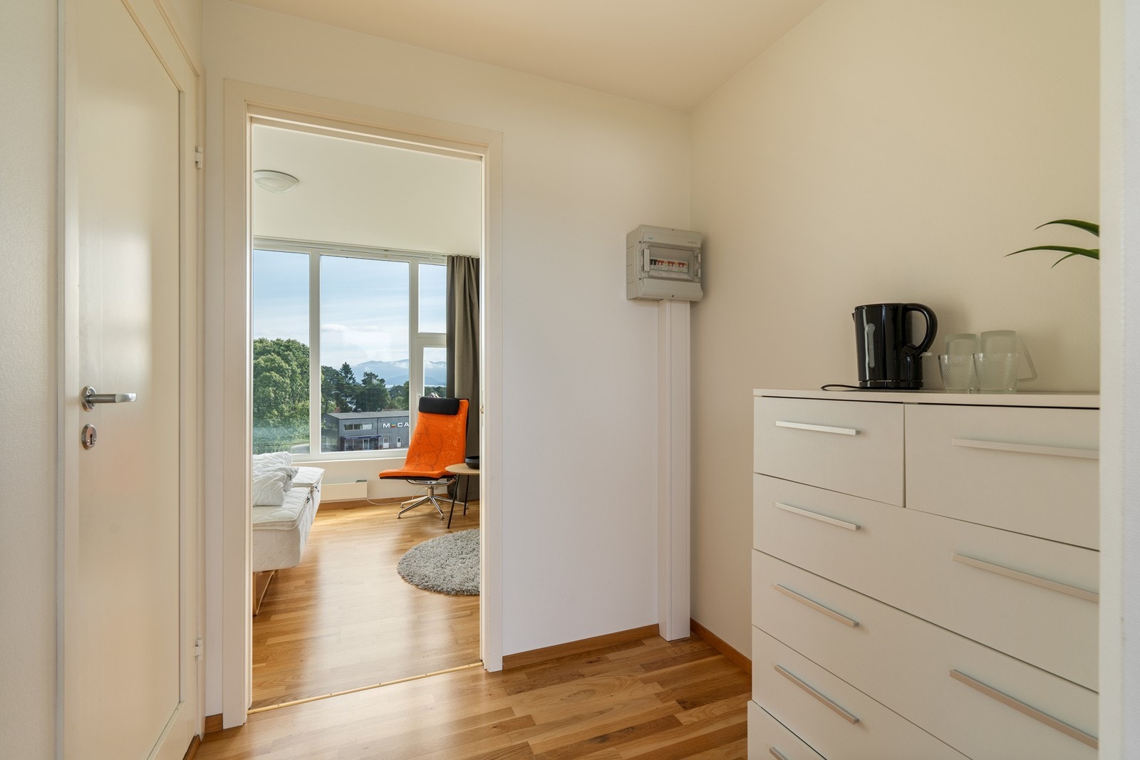 Besøksleilighet - Lyst og pent innredet. Inneholder gang, bad og soverom. Leiligheten kan leies for 200 kr pr natt. Galleribilde
