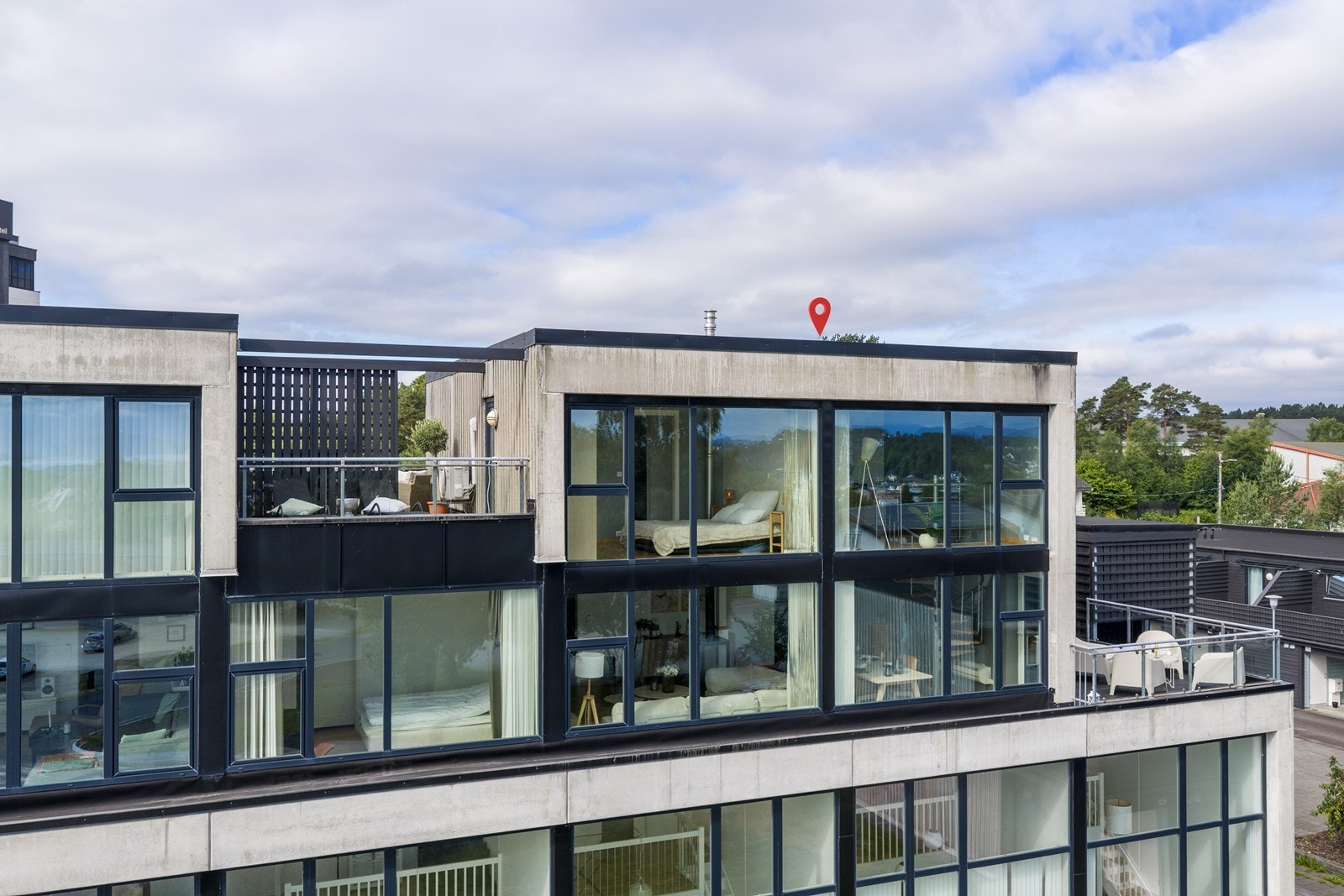 En lekker og moderne toppleilighet over to plan med flott utsikt, gode solforhold og attraktive uteplasser. Galleribilde