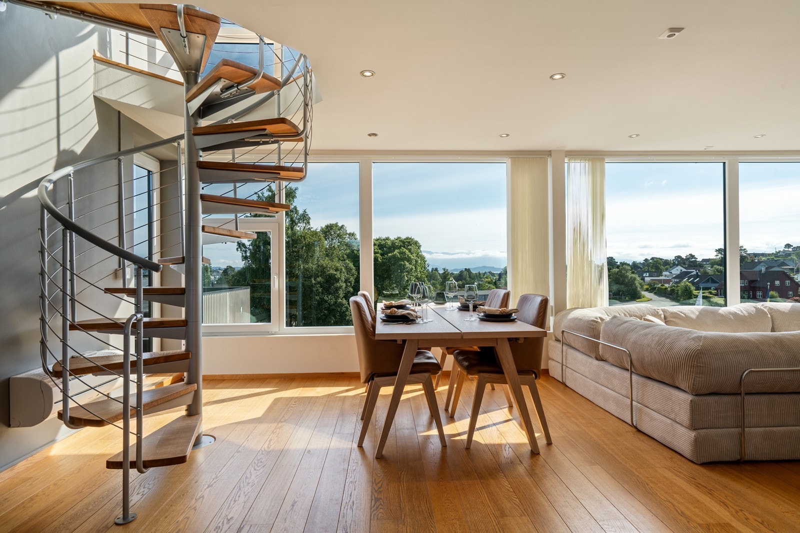 Fra stuen har du en herlig utsikt, samt direkte utgang til en av boligens to takterrasser. Galleribilde