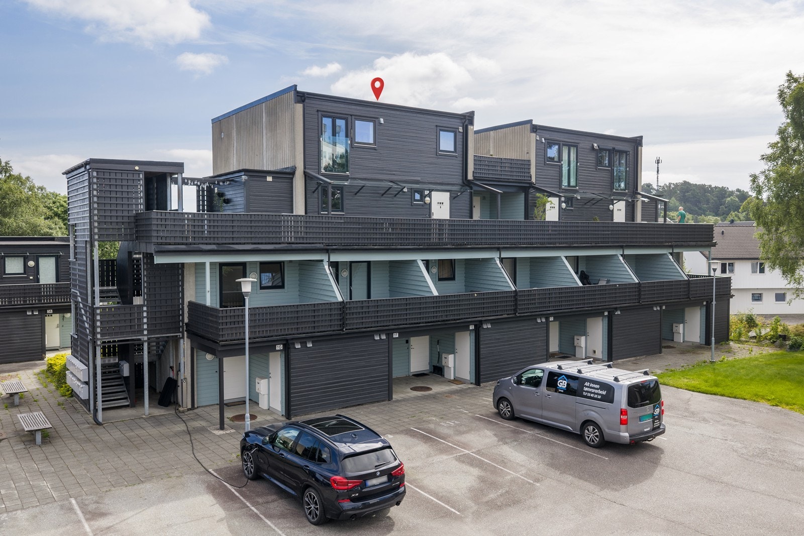 Det er to tilhørende parkeringsplasser til leiligheten på felles parkeringsområde. Galleribilde