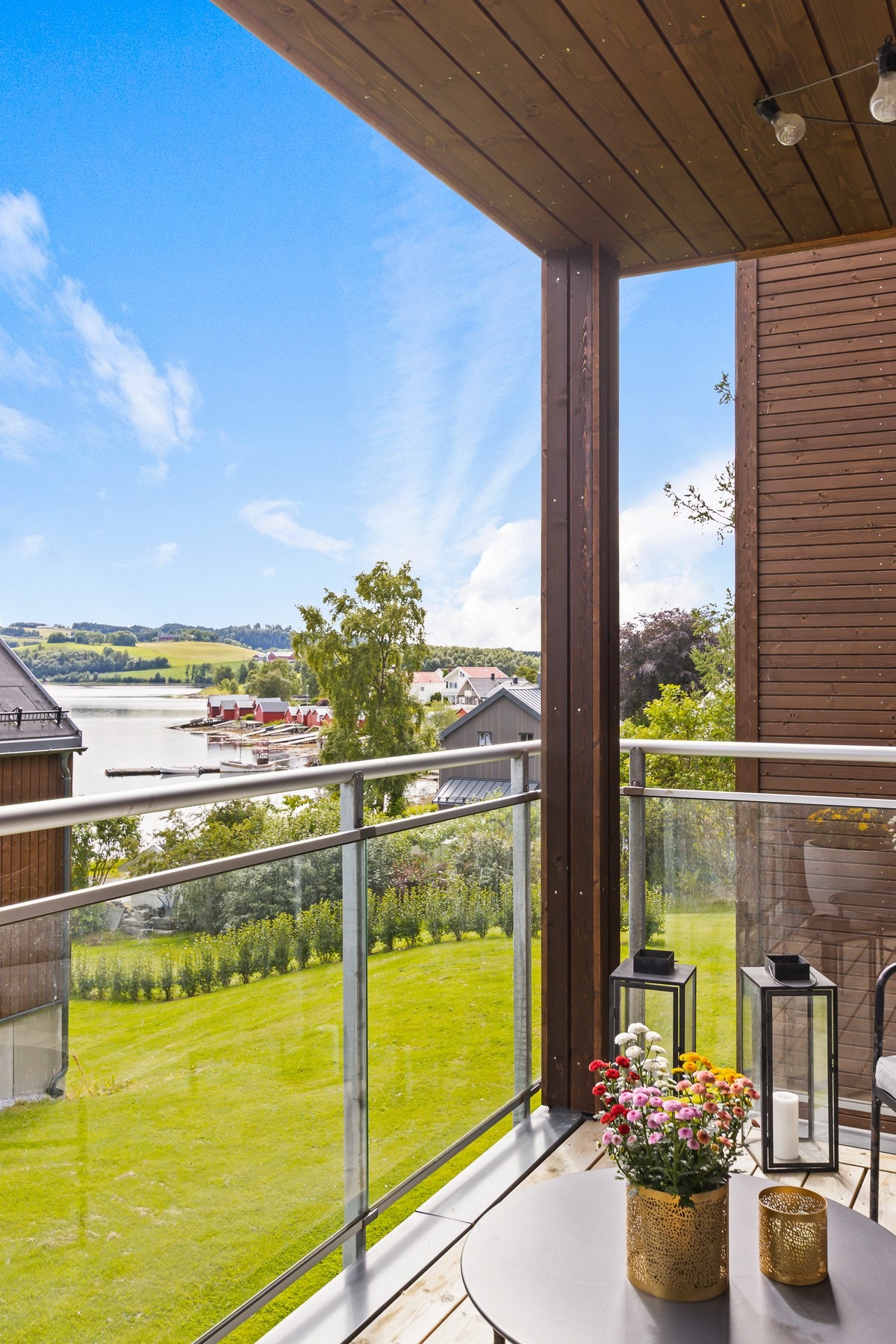 Pen utsikt fra en hyggelig veranda. Galleribilde