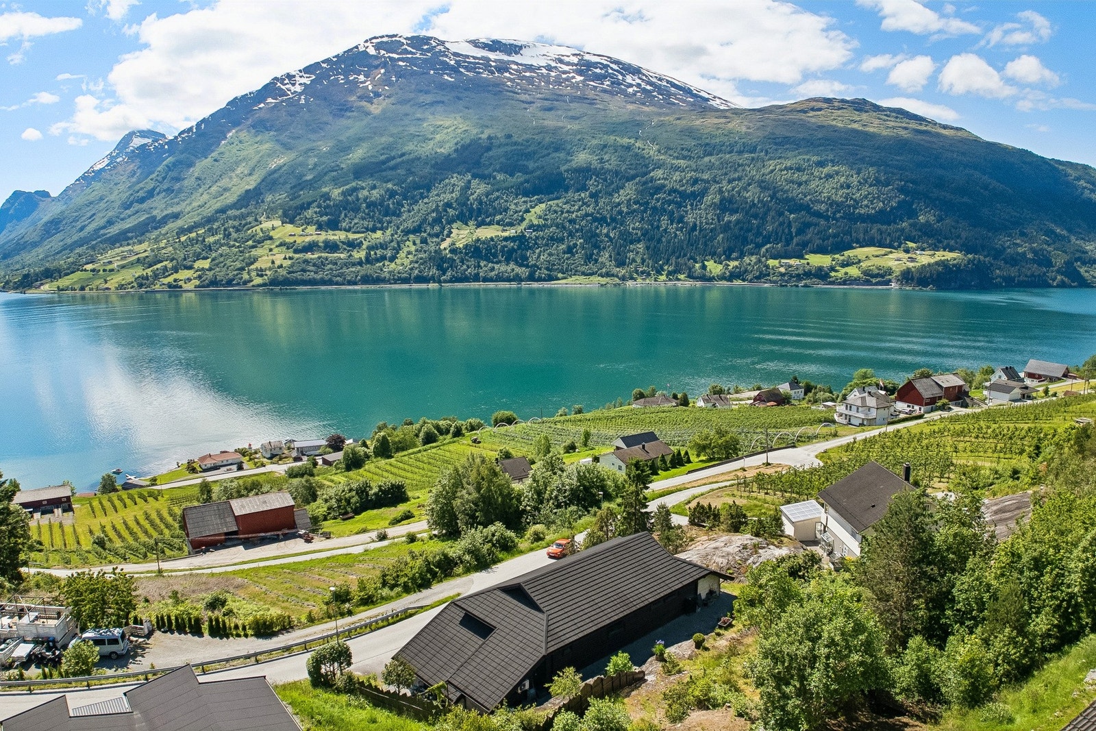 - Boligen strekker seg over to plan og rommer hele 233 m². Her får du blant annet en koselig utestue, veranda, garasje og biloppstillingsplass - Galleribilde