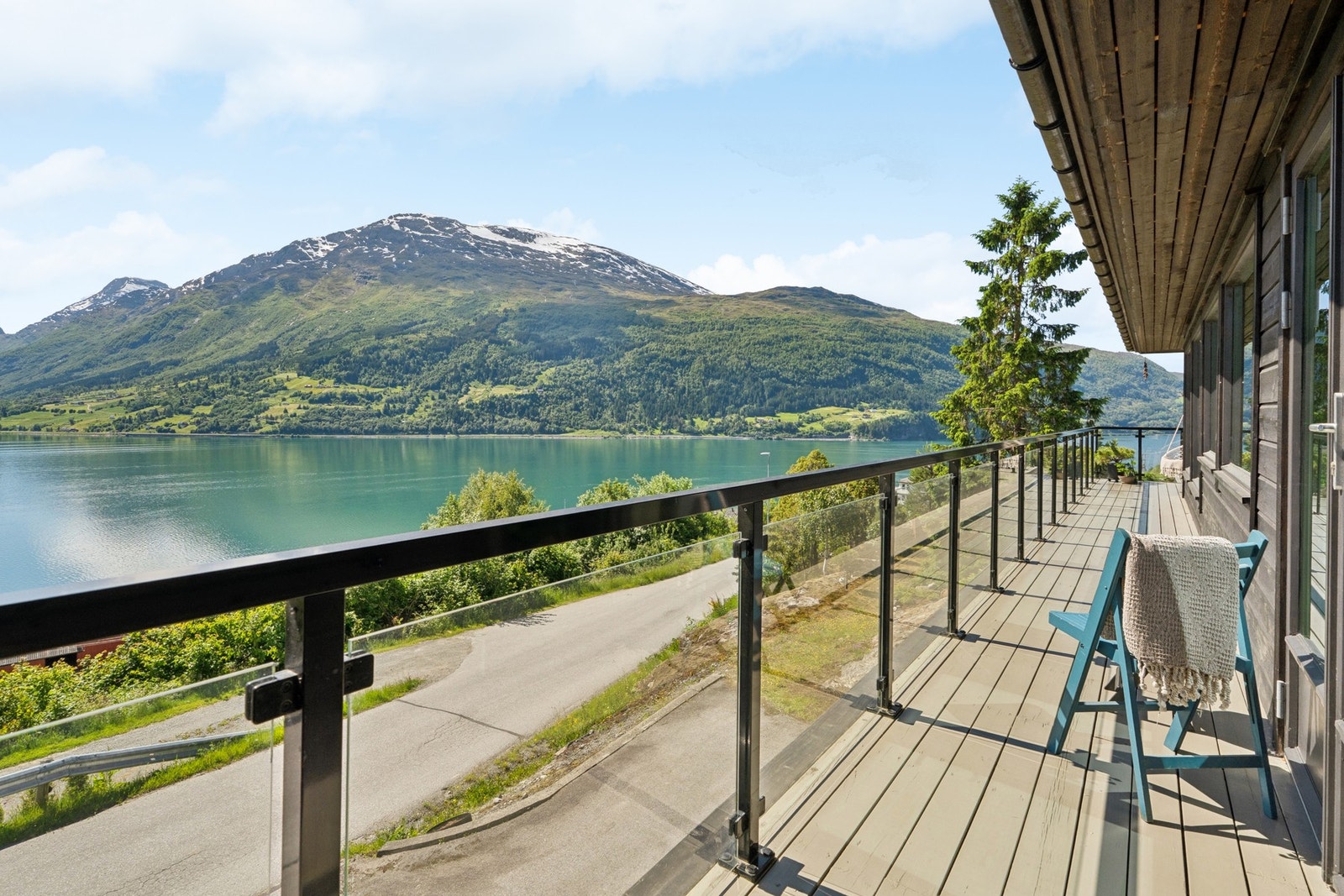 - Fra soverommet har du utgang ut til verandaen - Galleribilde