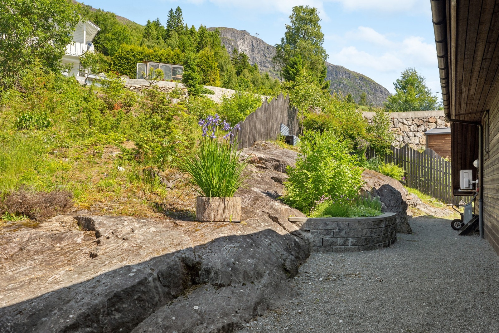 - Baksiden av boligen med flotte beplatninger - Galleribilde