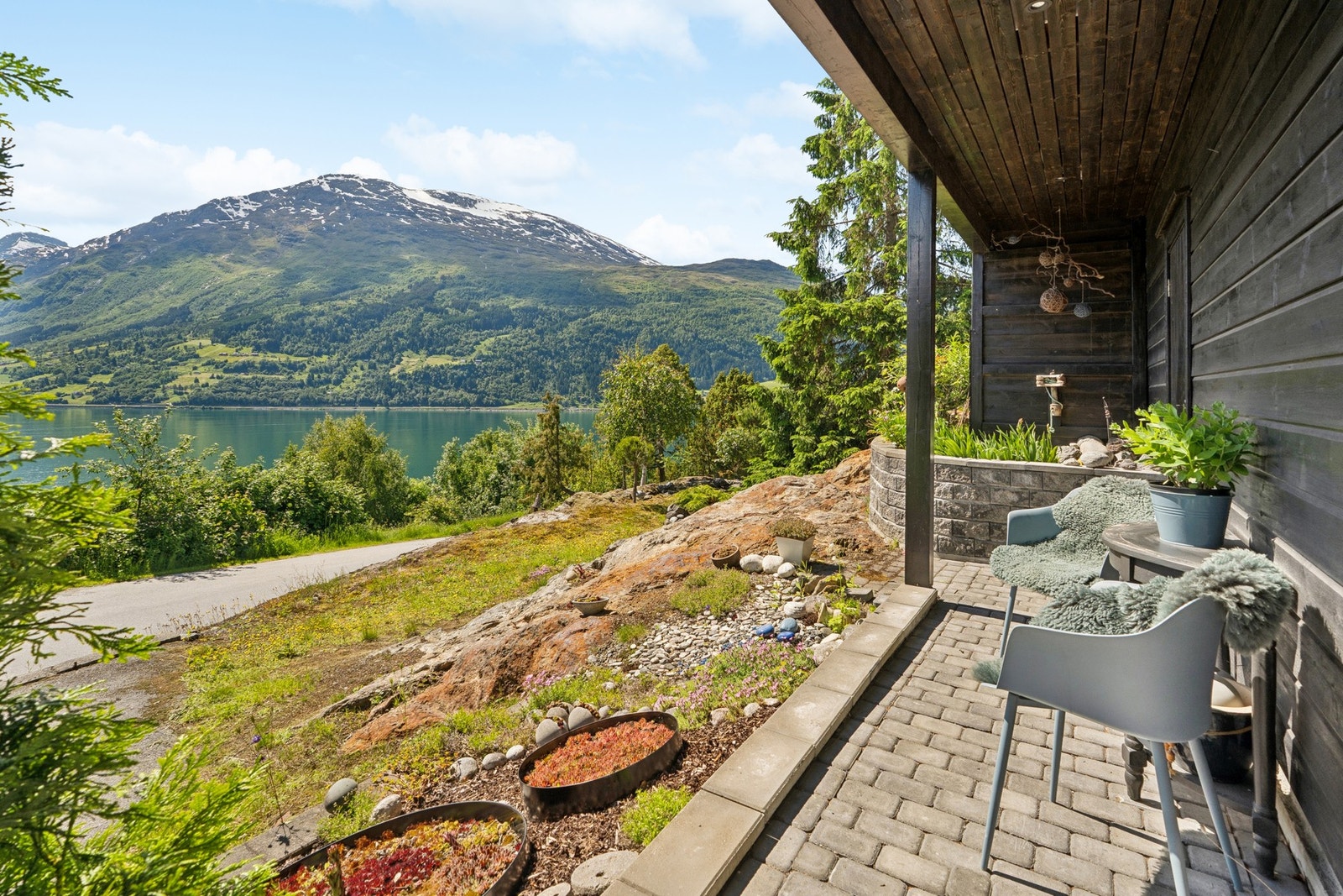 - I tillegg et koselig uteområde hvor du kan nyte naturen og solen - Galleribilde
