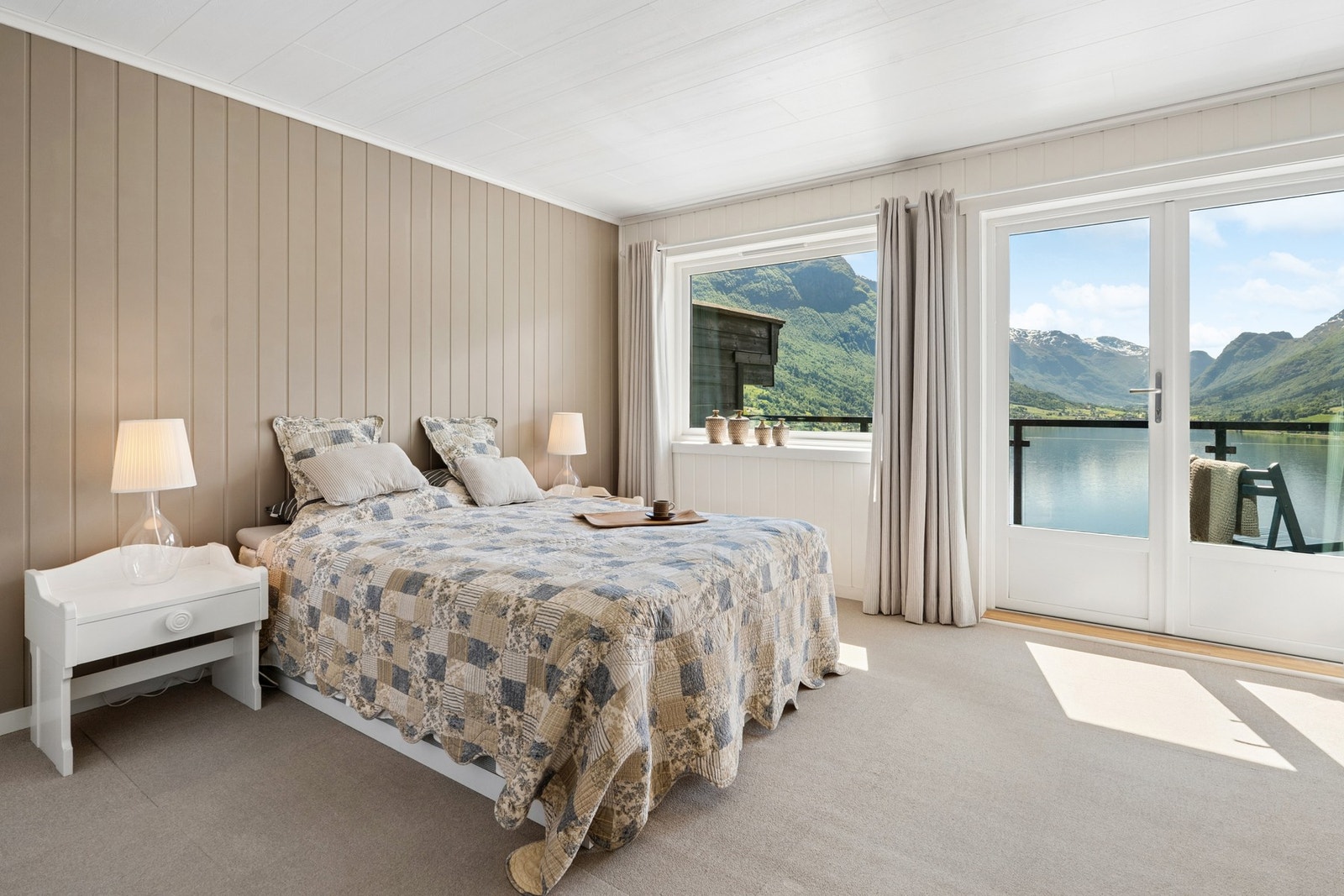 - Hovedsoverommet er av god størrelse og har plass til både dobbelseng, nattbord og garderobeløsning - Galleribilde
