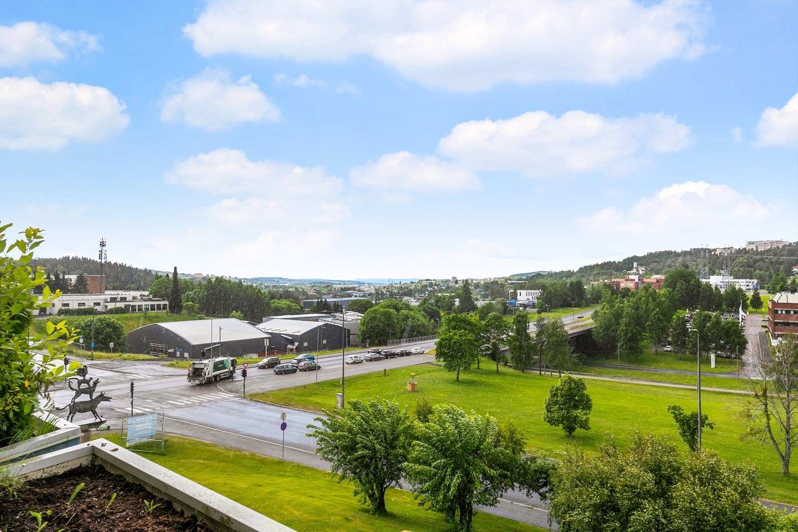 En kort spasertur unna ligger Stovner Tårn med utsikt over Groruddalen. Galleribilde