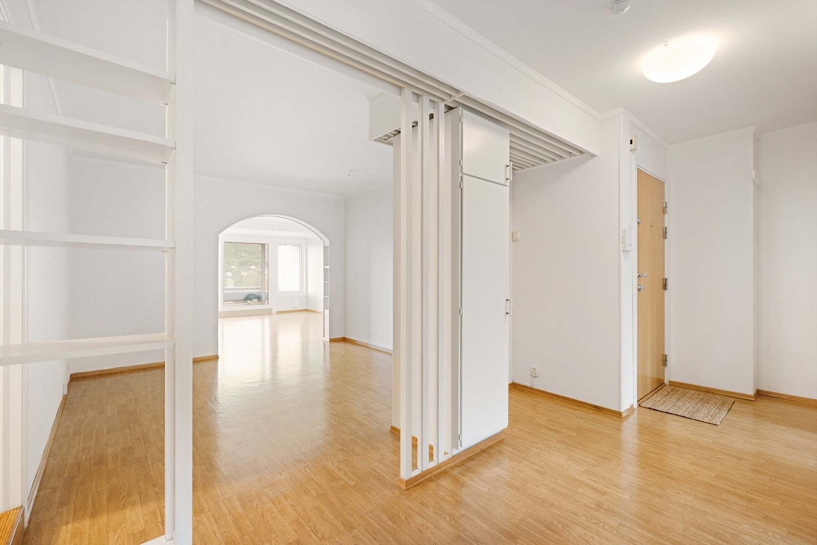 Fra entréen åpner leiligheten seg opp mot stue og kjøkken. Galleribilde