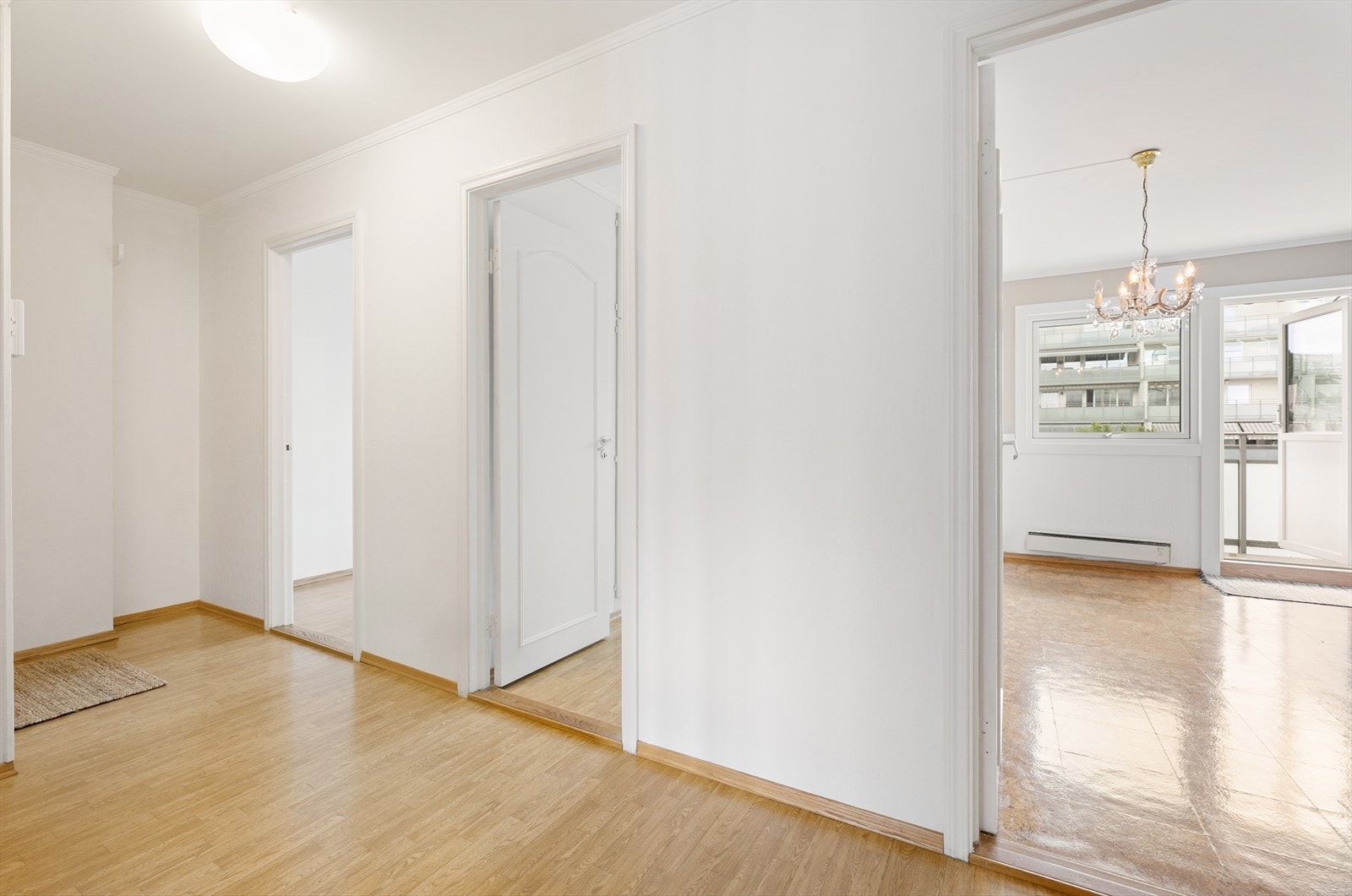 Fra gangen er det tilgang til leilighetens ulike rom. Galleribilde