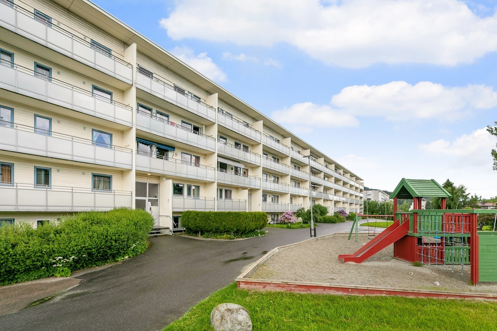 Eiendommen har velholdte fellesarealer med blant annet lekeplass. Galleribilde