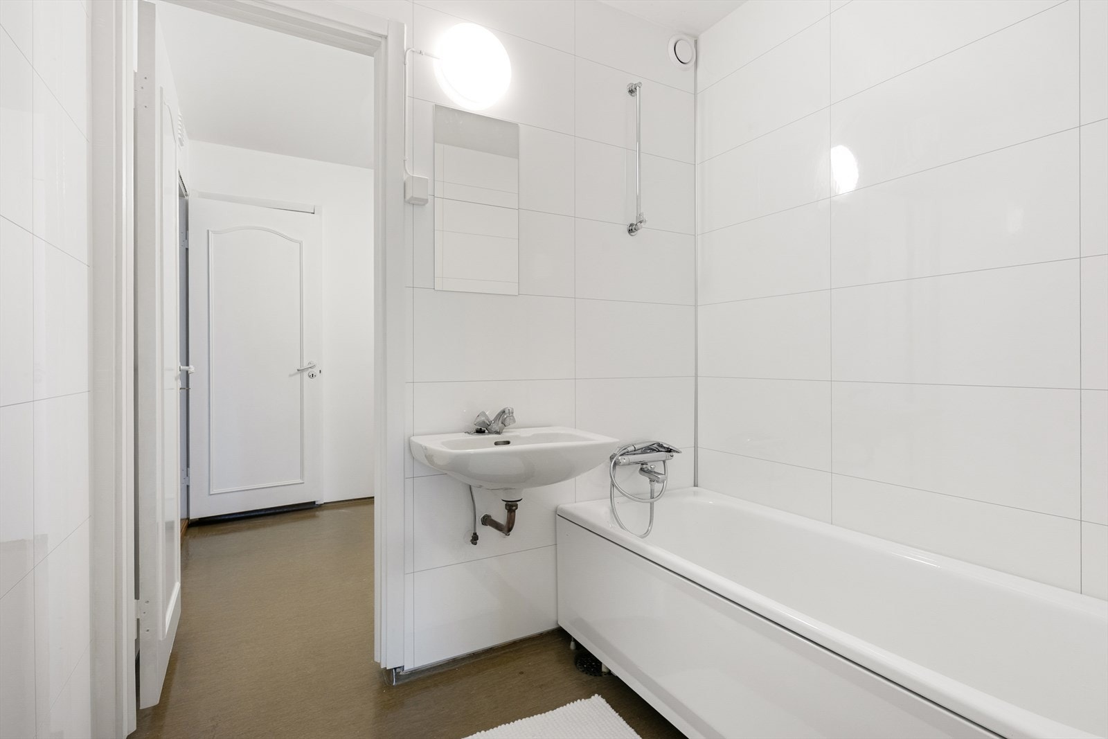 Badet har våtromsplater på veggene og vinylbelegg på gulvet. Galleribilde