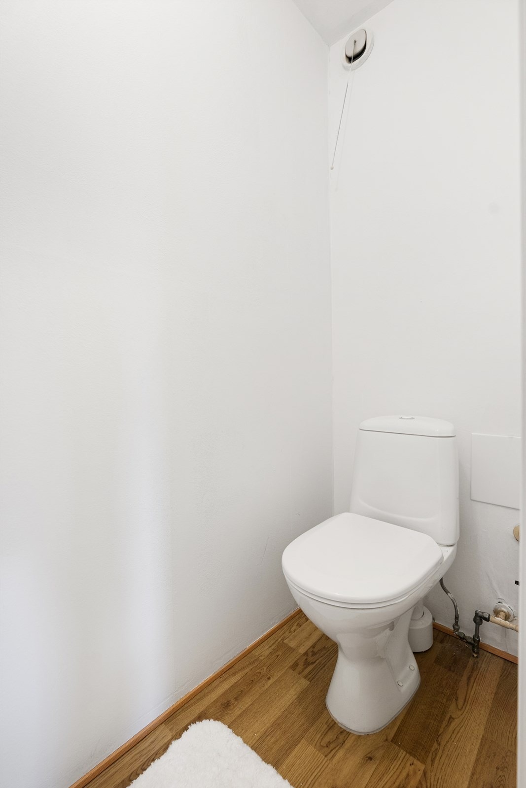 I tillegg til badet har leiligheten et separat toalettrom. Galleribilde