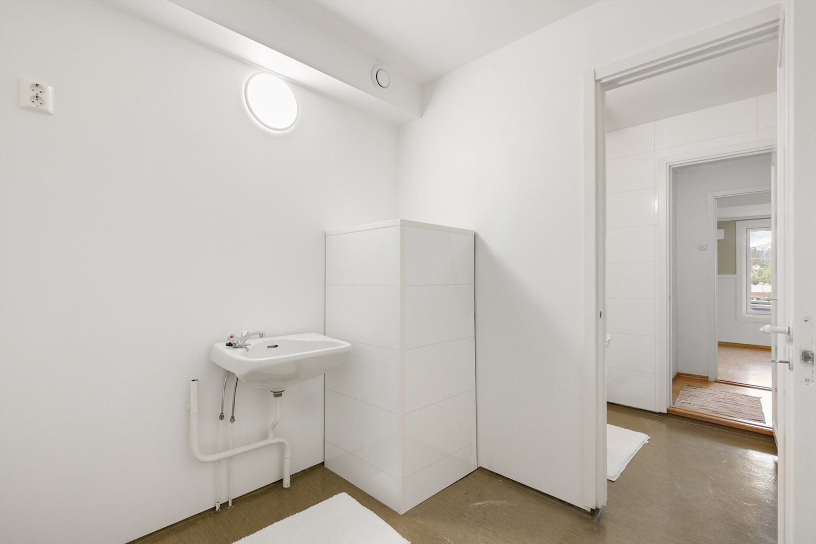 Badet er todelt, med en praktisk vaskeromsdel med opplegg for vaskemaskin. Galleribilde