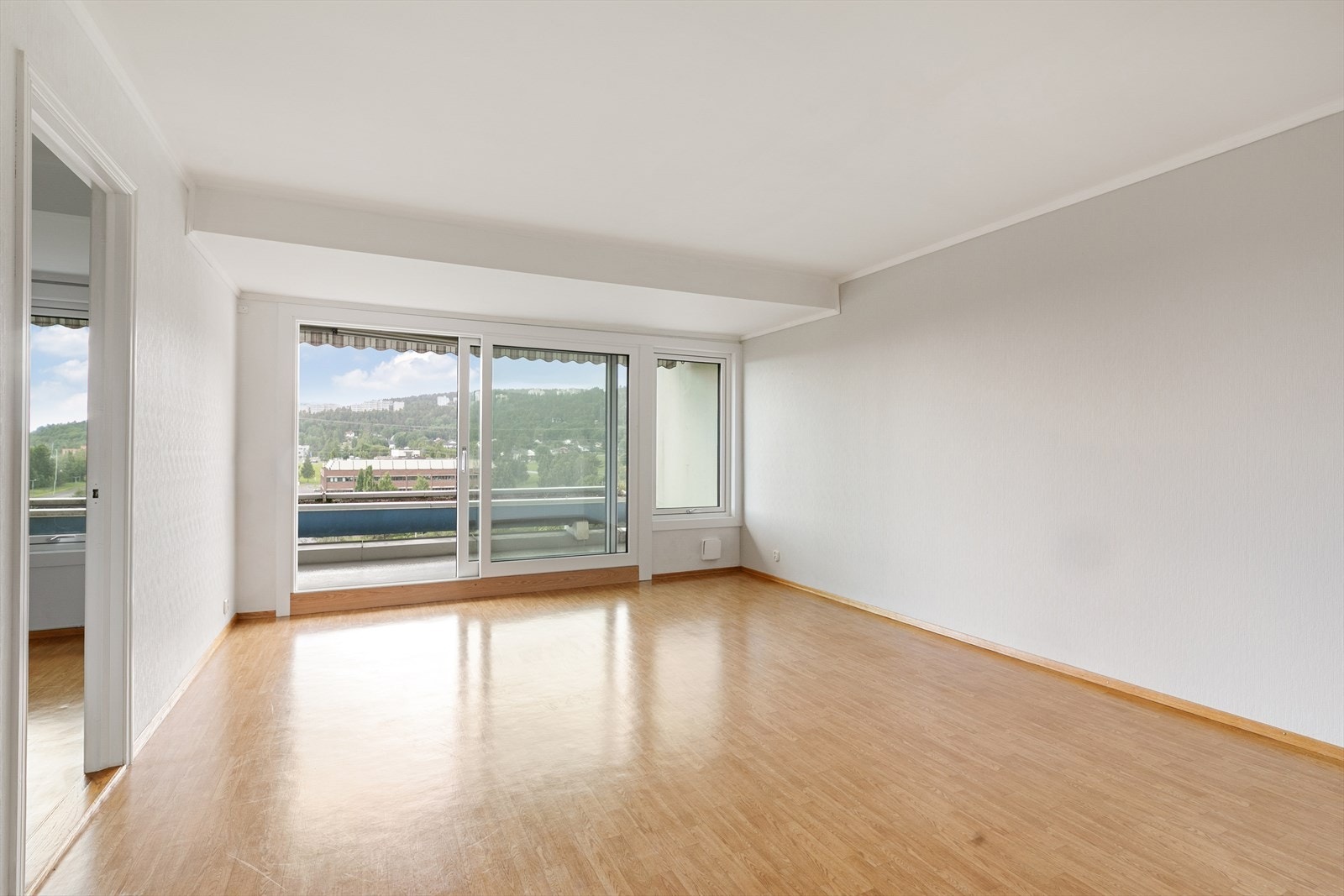 Hovedstuen har god plass til sofagruppe og utgang til den vestvendte balkongen. Galleribilde