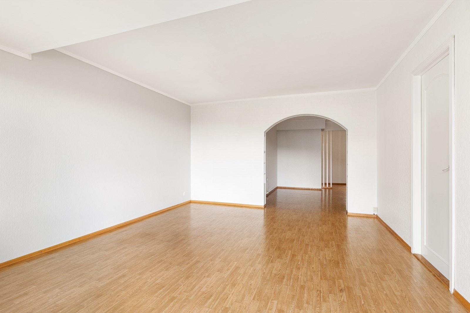 Takhøyden i stuen er målt til ca. 2,41 meter. Galleribilde