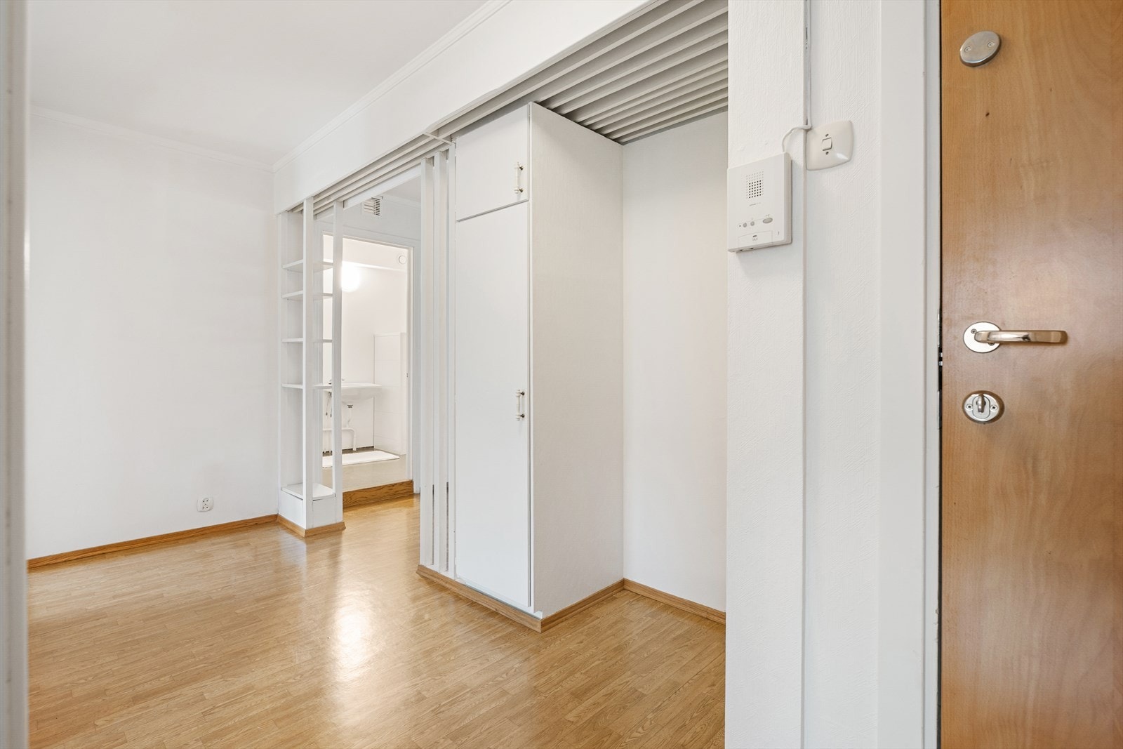 Entré med callinganlegg og plass til oppbevaring av yttertøy. Galleribilde