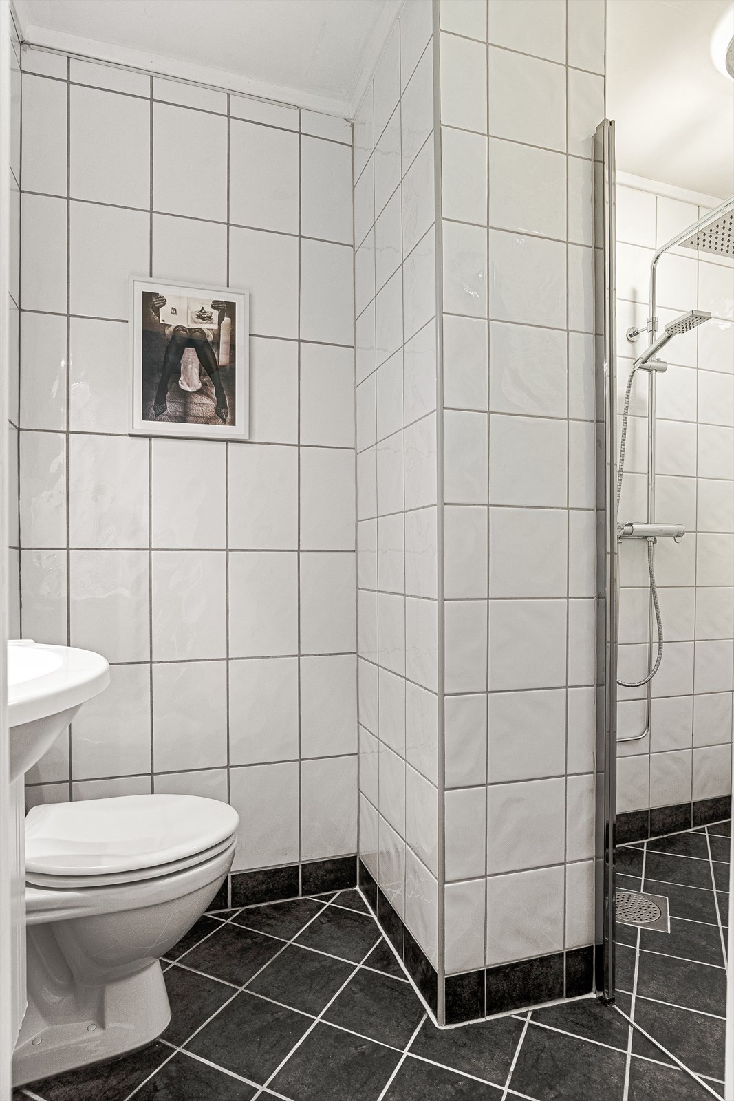 Flislagt bad som ifølge tidligere salgsoppgave ble pusset opp i 2009. Galleribilde