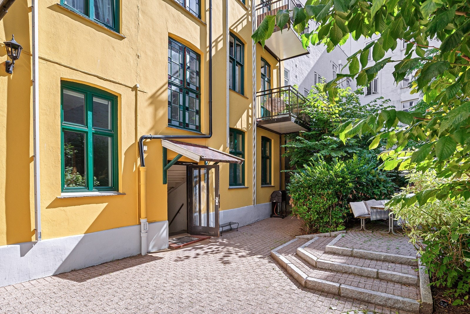 Inngang fra hyggelig bakgård. Galleribilde