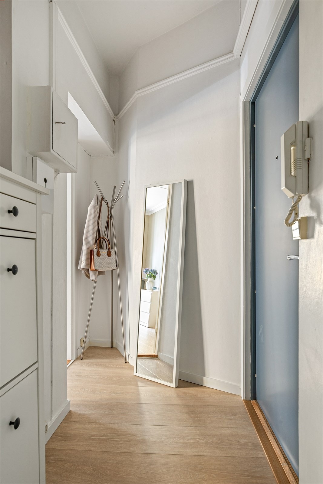 Innbydende entré med plass til oppbevaring av yttertøy og sko. Galleribilde