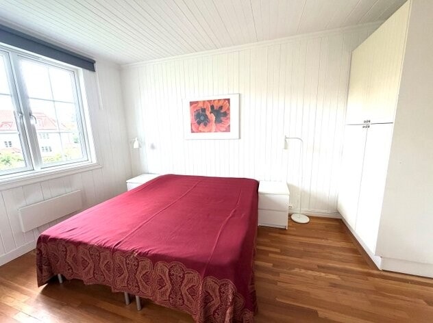 3 gode soverom har seng og garderobeskap. Galleribilde