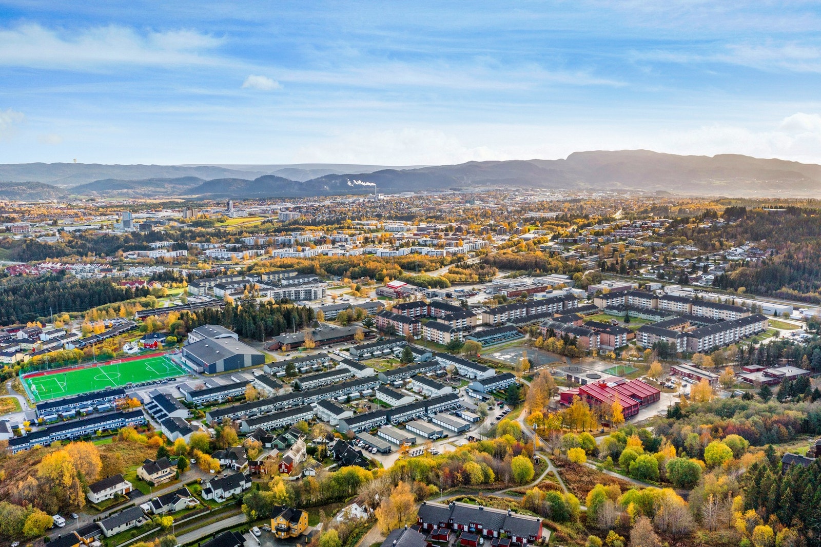 Nedre Flatåsveg 112 ligger i et veletablert og familievennlig boligområde på Flatåsen, med kort avstand til det meste man trenger i hverdagen. Galleribilde