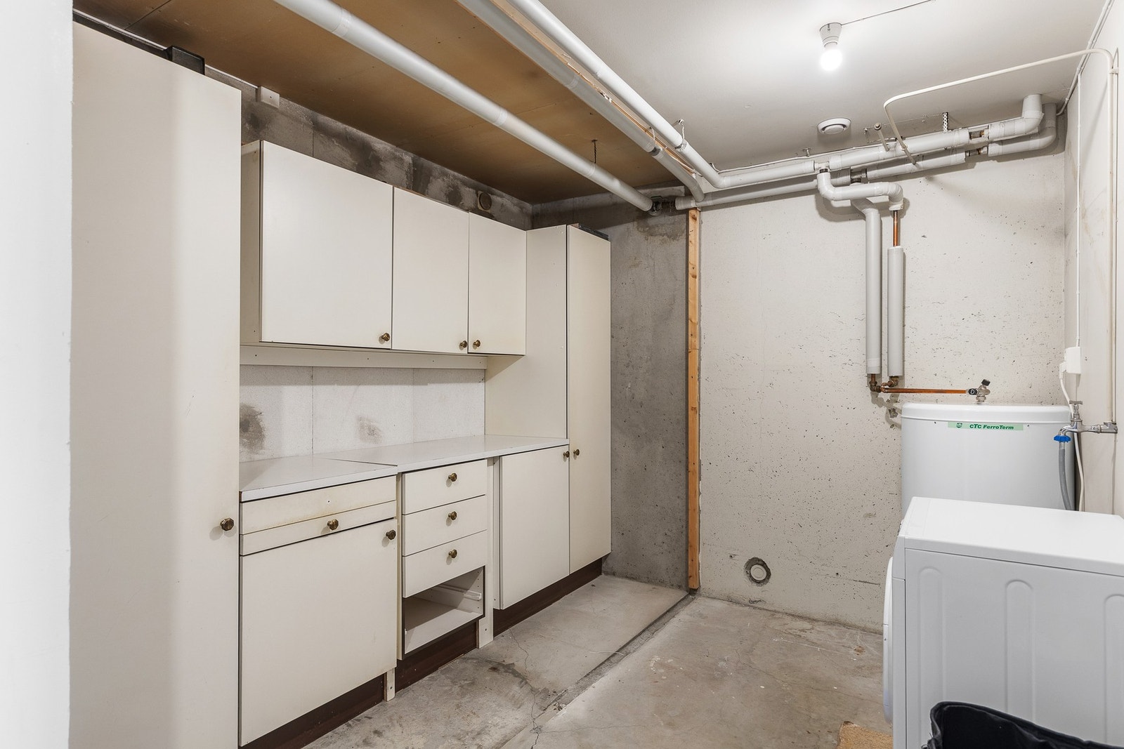 Vaskerommet er bestående av varmtvannsbereder på 200L, Godt med skapplass og det er opplegg for vaskemaskin i rommet. Galleribilde