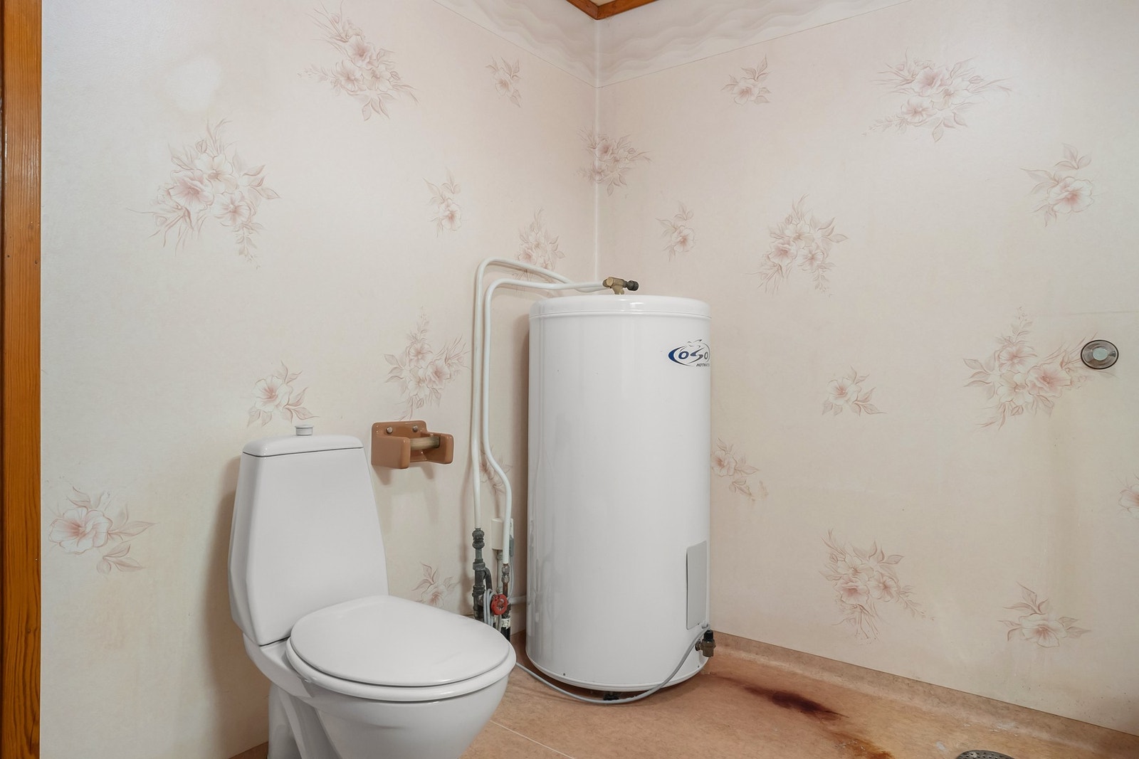 Badet er innredet med toalett, vask, skap, varmtvannstank og opplegg for vaskemaskin. Galleribilde