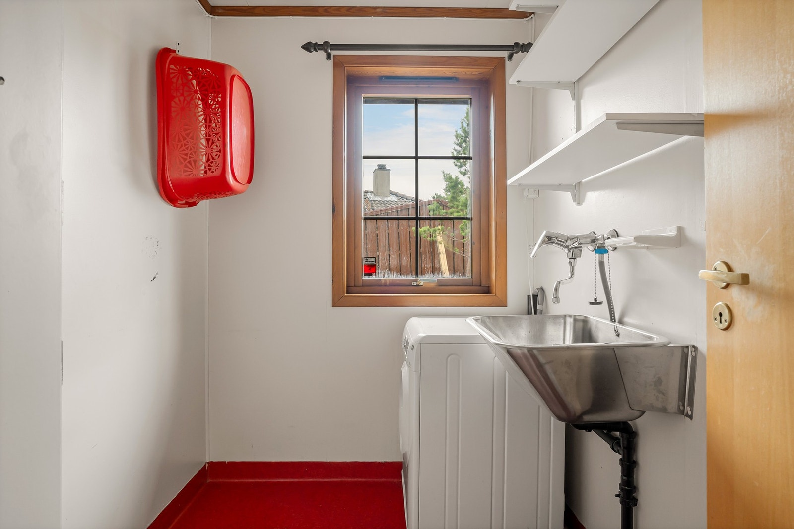 Huset har også et separat vaskerom med skyllekar og opplegg for vaskemaskin. Galleribilde