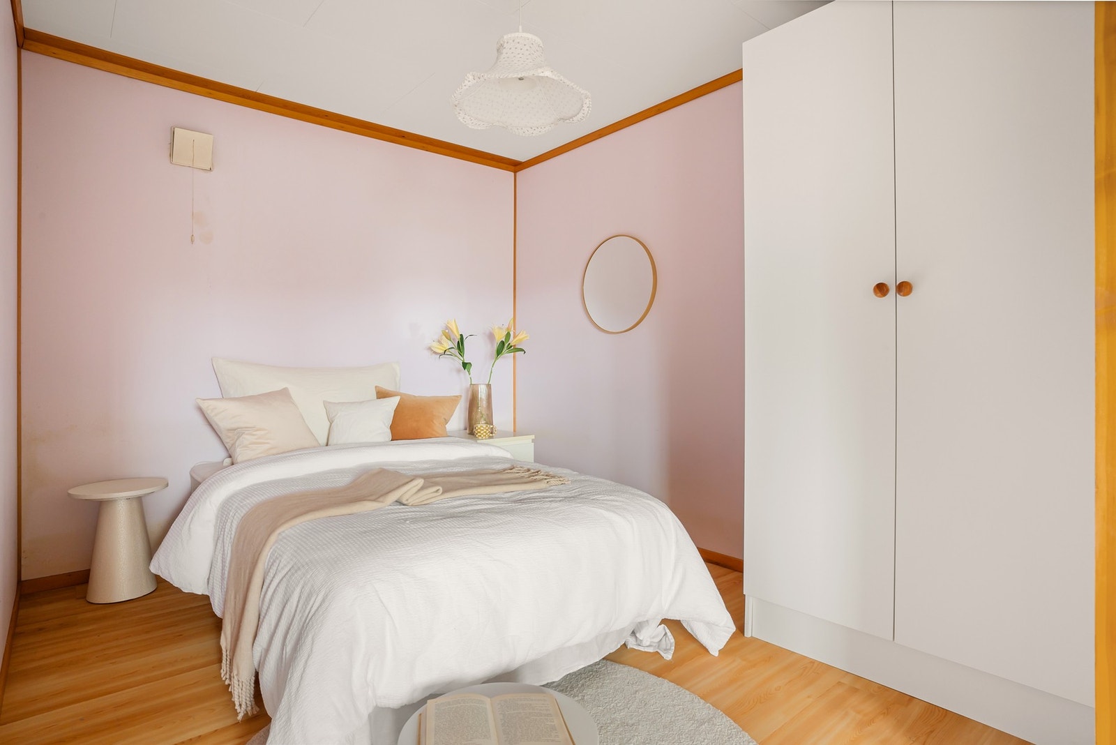 I enden av stuen er det innredet som alkove med plass til dobbeltseng, nattbord og garderobe. Galleribilde