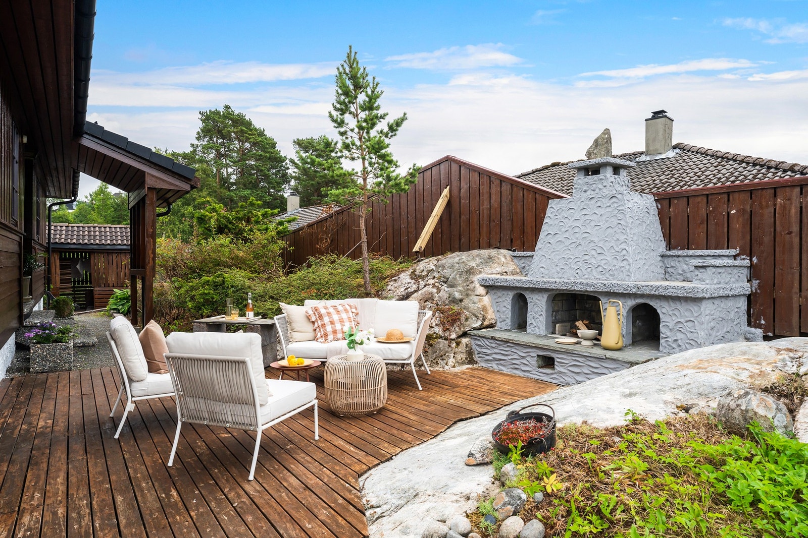 Eiendommen har gode solforhold og flere hyggelige uteplasser som kan benyttes gjennom store deler av dagen. Galleribilde