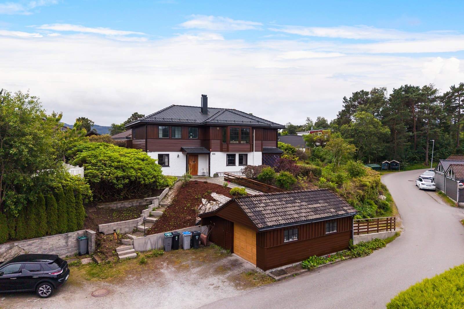 I 2026 ble det gjennomført et omfattende utvendig vedlikehold med vask, maling av vinduer og sprosser samt beising av hus, garasje, utepeis og platting. Galleribilde